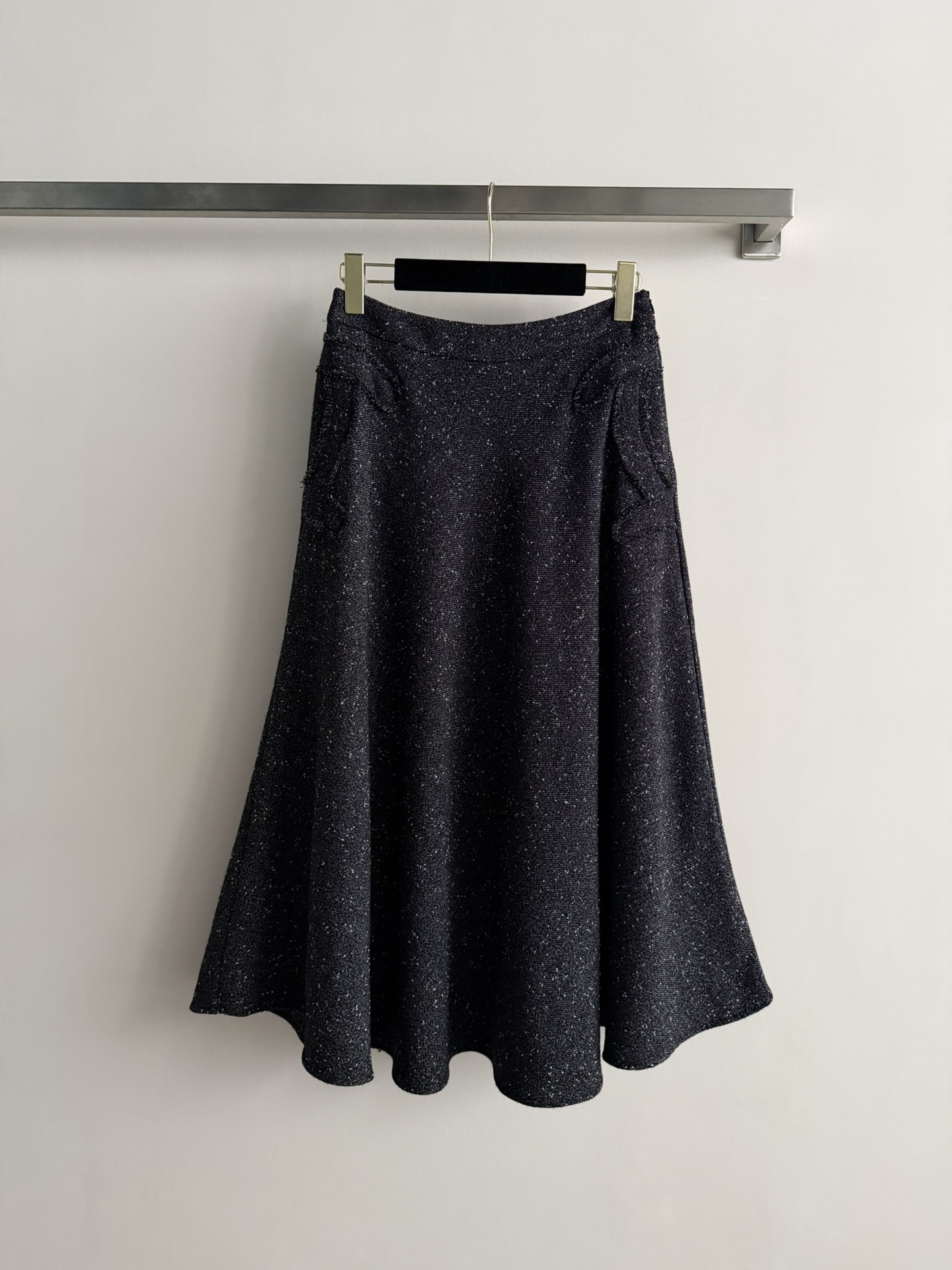 NO:661908,CHANE* Xiaoxiang black tweed skirt is made of classic tweed material, blended yarn, and has a unique texture. The skirt is cut with an A-line umbrella skirt and the upper body is flattering. It is warm and textured, and is the first choice for autumn and winter. It is suitable for commuting, parties, and formal occasions. SML, Chanel-clothing, chanel, chanel, loro piana, skirts,  19860909CHANE*小香黑色粗花呢半裙经典粗花呢材质,混纺纱线,质感独特.半身裙A字伞裙剪裁,上身修饰身形.保暖又有质感,秋冬穿搭首选.适合通勤,聚会,正式场合都很出彩SML,香奈儿-服装,chanel,chanel,loro piana,skirts, ,Women's clothing