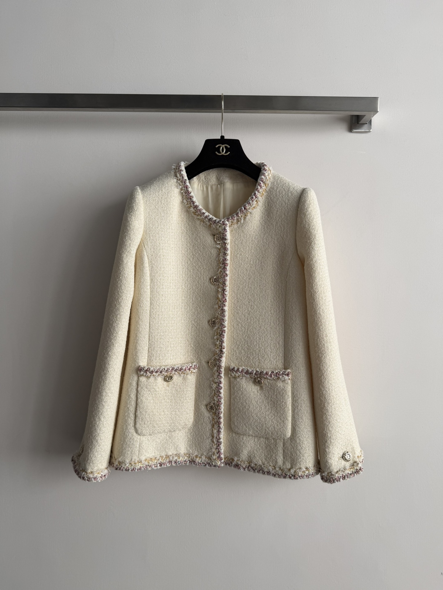 NO:661911,Chane*26 early spring vacation series tweed jacket, classic tweed material, soft and textured, with lavender and beige braided edges, super exquisite details. Round neck double pockets + metal buttons, perfect French elegance! It can be easily worn for daily commuting or formal occasions, and it looks great with skirts or high-waisted pants. It is easy to create a high-end look SML, Chanel-clothing, chanel, chanel, loro piana, skirts, jackets & coats,  19860909Chane*26早春度假系列粗花呢外套,经典粗花呢材质,柔软有质感,搭配淡紫和米色编织边,细节超精致.圆领双口袋+金属纽扣,法式优雅气质满分!日常通勤或正式场合都能轻松驾驭,搭配裙装或高腰裤都很出彩,轻松打造高级感穿搭SML,香奈儿-服装,chanel,chanel,loro piana,skirts,jackets & coats, ,Women's clothing