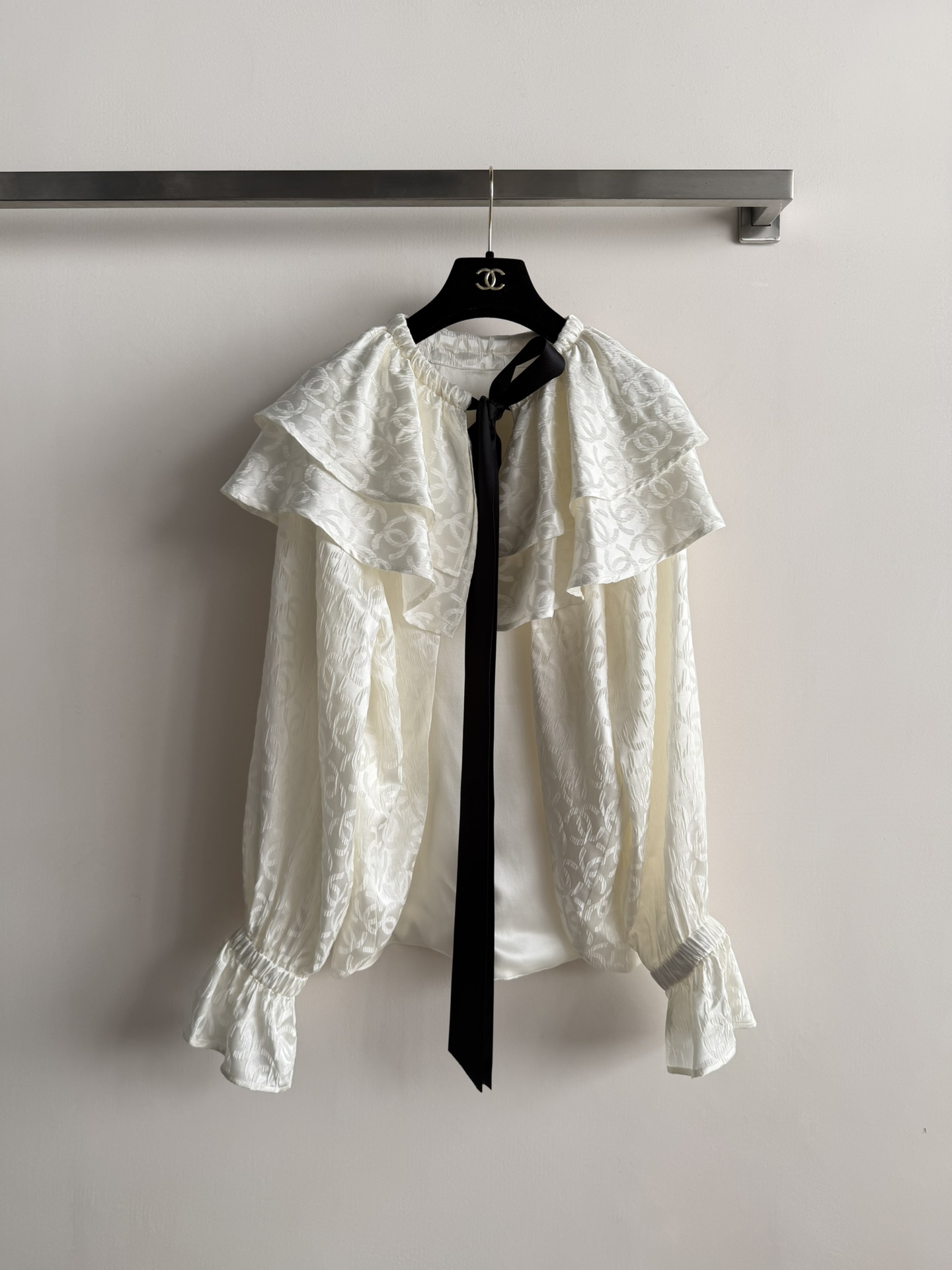 NO:661919,Chane*26 early spring new style, a French romantic silk shirt with ruffled lace cape style shirt ~ Double C logo jacquard craftsmanship, it is so exquisite and beautiful. Black bow ribbon decoration, more noble and elegant, the upper body is very elegant, wearing a fashionable style, heavy-duty custom jacquard fabric super SML, Chanel-clothing, chanel, chanel, loro piana, real silk,  19860909Chane*26早春新款,法式浪漫真丝衬衣荷叶花边斗篷款式的一款衬衣～双C logo提花工艺,简直太精致太美啦黑色蝴蝶结飘带装饰,更显高贵优雅,上身非常气质,穿出时尚风格,重工定制提花面料超SML,香奈儿-服装,chanel,chanel,loro piana,real silk, ,Women's clothing