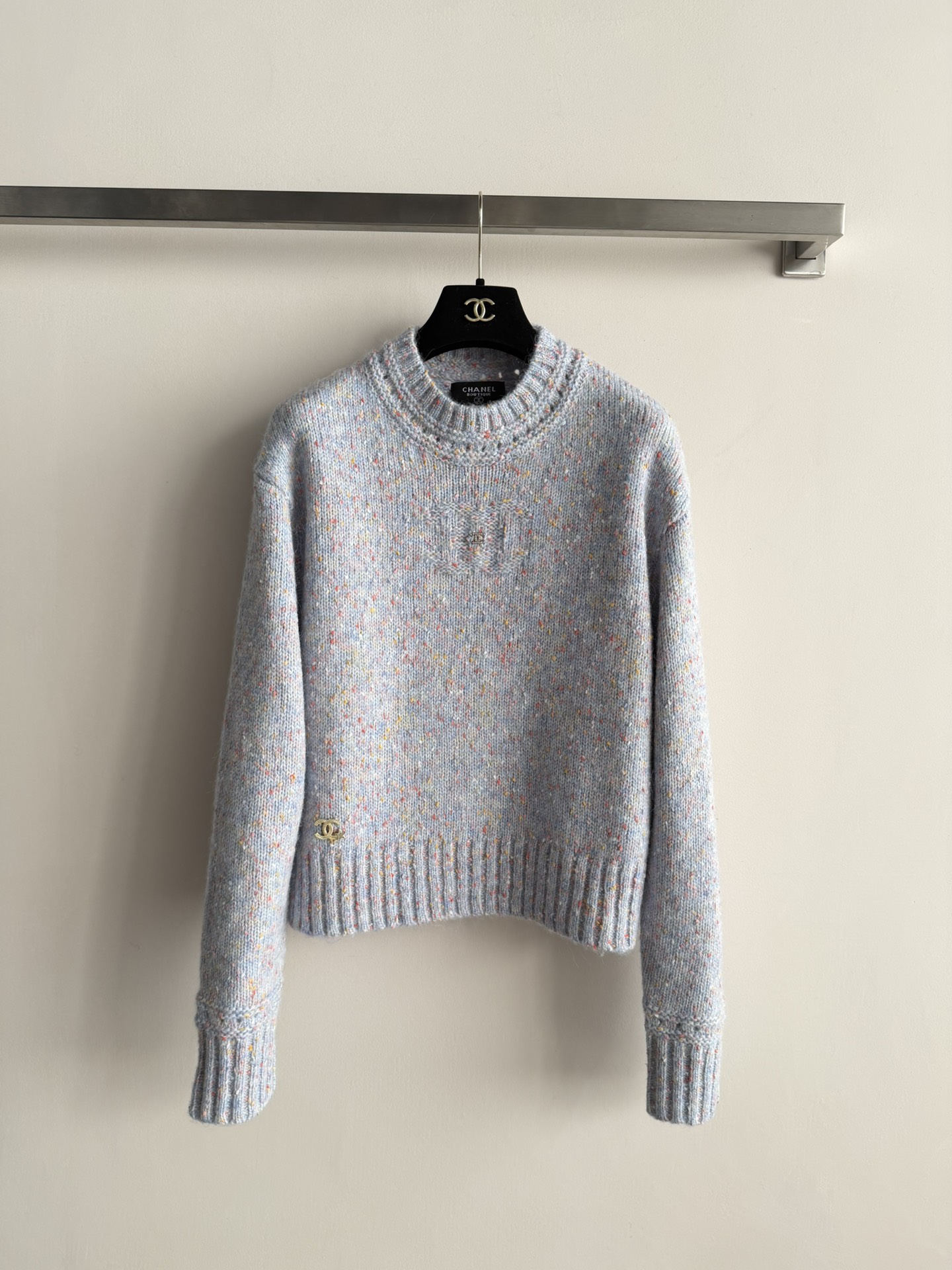 NO:661921,CHANE*25 new autumn and winter cashmere sweater, the purple and gray tones are very autumn and winter atmosphere, the blended yarn brings colorful textures, the double C metal logo on the chest and hem, full of brand sense. The regular version can be paired with high-waisted pants or skirts to easily optimize the body proportions, warm and fashionable, and can be easily managed in daily or light luxury occasions! SML, Chanel-clothing, chanel, chanel, loro piana, skirts,  19860909CHANE*25秋冬新款羊绒衫,紫灰色调非常有秋冬氛围感混纺纱线带来多彩纹理,胸前和下摆的双C金属标志,品牌感满满.常规版型 搭配高腰裤或裙装,轻松优化身材比例,保暖又时髦,日常或轻奢场合都能轻松驾驭!SML,香奈儿-服装,chanel,chanel,loro piana,skirts, ,Women's clothing