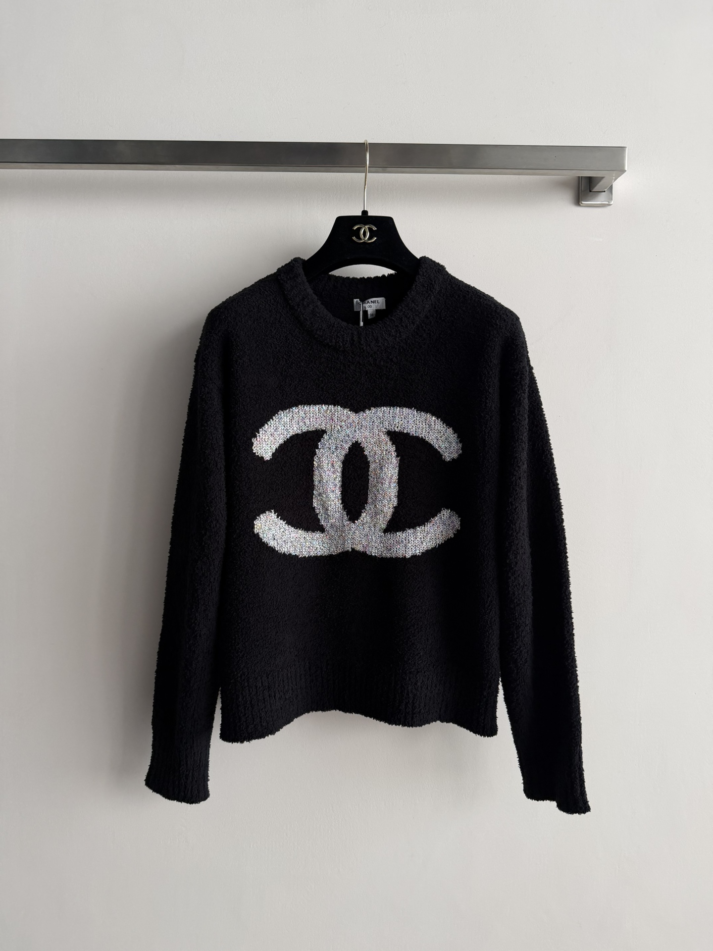 NO:661924,CHANE*25 new autumn and winter sweater, the classic double C Logo on the front is very recognizable! High-quality wool blend, soft and waxy, warm, super comfortable to wear in autumn and winter. Round neck design, simple and versatile, easy to wear for commuting and leisure. Low-key and luxurious, no matter how you match it, it is eye-catching! Two-color SML, Chanel-clothing, chanel, chanel, loro piana, sweaters,  19860909CHANE*25秋冬新款毛衣,正面经典双C Logo超有辨识度!高品质羊毛混纺,软软糯糯又保暖,秋冬穿超舒服.圆领设计,简约百搭,通勤休闲都能轻松驾驭 低调又有奢华感,怎么搭都很吸睛!两色SML,香奈儿-服装,chanel,chanel,loro piana,sweaters, ,Women's clothing