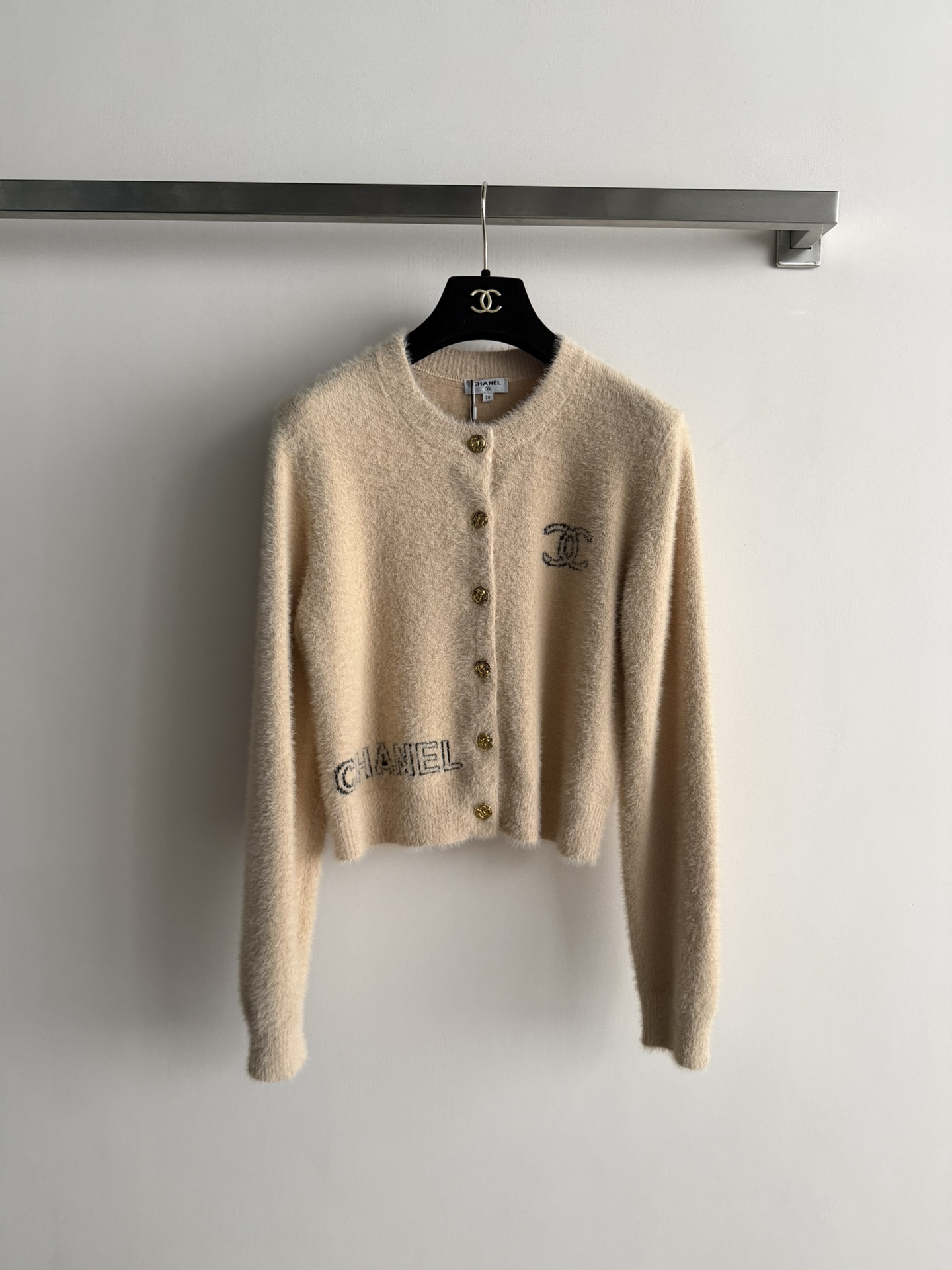 NO:666677,CHANE* new autumn and winter plush cardigan, soft and delicate, super comfortable to wear! The classic double C letter pattern on the front is embellished with a full sense of brand. The metal button design is easy to put on and take off, and the short cut is more neat. It is elegant when paired with high-waisted pants or skirts. It can be easily worn in daily life or festivals in autumn and winter. It meets different outfit needs, fashionable and versatile! 3 colors SML, chanel, skirts,  19860909CHANE*秋冬新款毛绒开衫,柔软细腻,穿着超舒适!正面经典双C字母图案点缀 品牌感满满.金属纽扣设计,穿脱方便,短款剪裁更显利落 搭配高腰裤或裙子都很优雅 秋冬日常或节日都能轻松驾驭.满足不同穿搭需求,时髦又百搭!3色SML,,chanel,skirts, ,Women's clothing