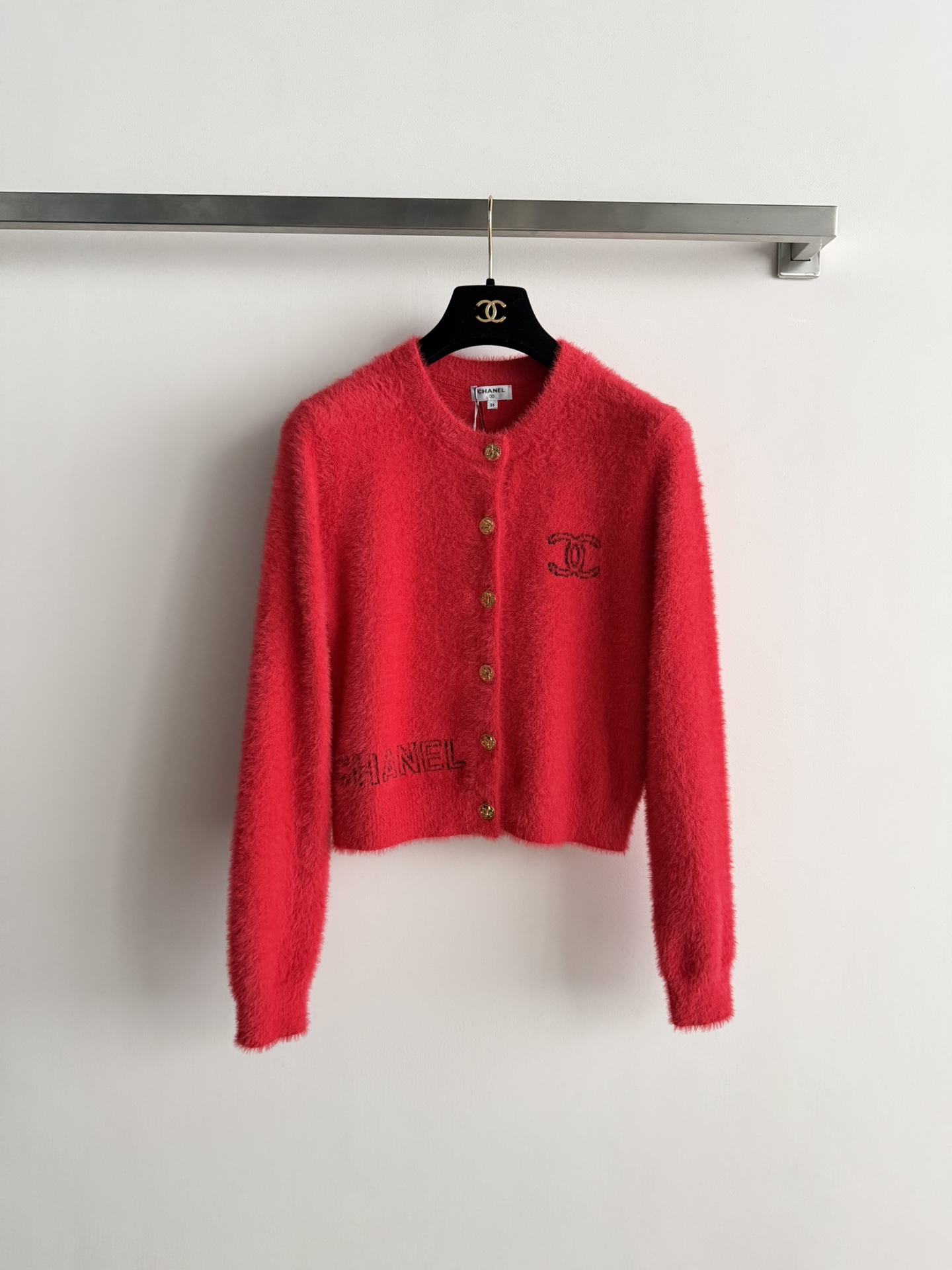 NO:661927,CHANE* new autumn and winter plush cardigan, soft and delicate, super comfortable to wear! The classic double C letter pattern on the front is embellished with a full sense of brand. The metal button design is easy to put on and take off, and the short cut is more neat. It is elegant when paired with high-waisted pants or skirts. It can be easily worn in daily life or festivals in autumn and winter. It meets different dressing needs, fashionable and versatile! 3 colors SML, Chanel-clothing, chanel, chanel, loro piana, skirts,  19860909CHANE*秋冬新款毛绒开衫,柔软细腻,穿着超舒适!正面经典双C字母图案点缀 品牌感满满.金属纽扣设计,穿脱方便,短款剪裁更显利落 搭配高腰裤或裙子都很优雅 秋冬日常或节日都能轻松驾驭.满足不同穿搭需求,时髦又百搭!3色SML,香奈儿-服装,chanel,chanel,loro piana,skirts, ,Women's clothing