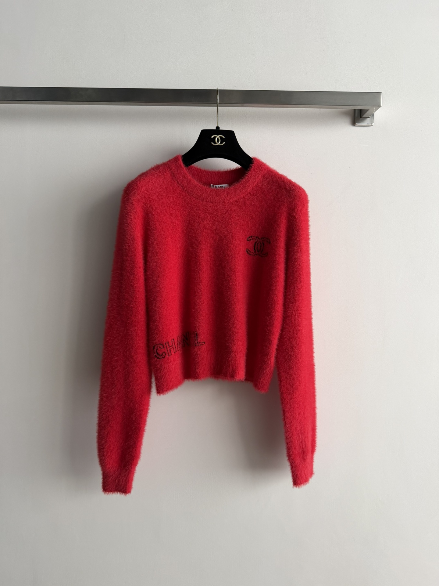 NO:666675,CHANE* new autumn and winter plush sweater, soft and delicate, super comfortable to wear! The classic double C letter pattern on the chest is embellished with a full sense of brand. The short design, paired with high-waisted pants or skirts, can easily elongate the body proportions, and can be easily managed in daily life or festivals in autumn and winter. It meets different dressing needs, fashionable and versatile! 3 colors SML, chanel, skirts, sweaters,  19860909CHANE*秋冬新款毛绒毛衣,柔软细腻,穿着超舒适!胸前经典双C字母图案点缀 品牌感满满.短款设计,搭配高腰裤或裙子,轻松拉长身材比例,秋冬日常或节日都能轻松驾驭.满足不同穿搭需求,时髦又百搭!3色SML,,chanel,skirts,sweaters, ,Women's clothing