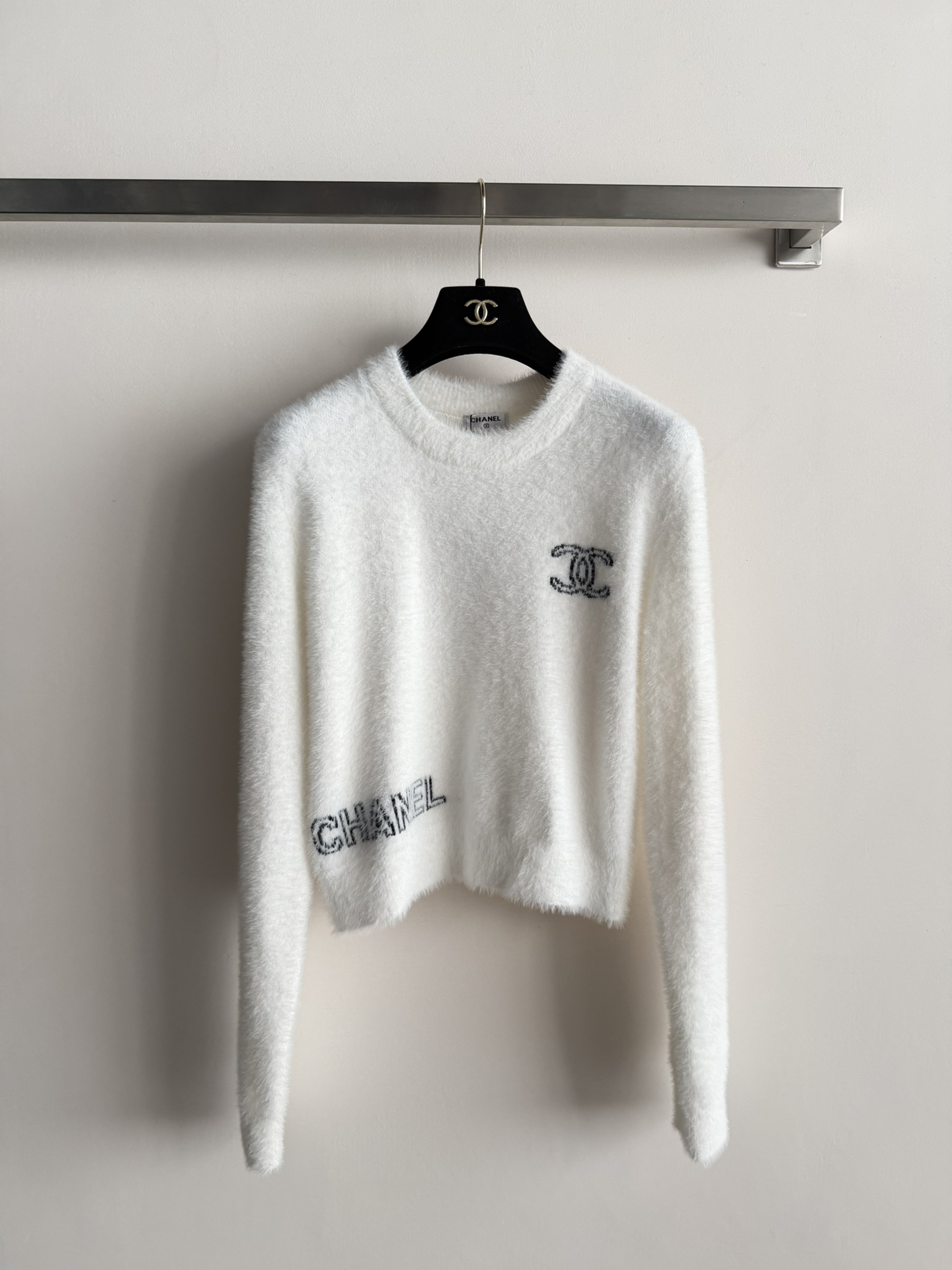 NO:661933,CHANE* new autumn and winter plush sweater, soft and delicate, super comfortable to wear! The classic double C letter pattern on the chest is embellished with a full sense of brand. The short design, paired with high-waisted pants or skirts, can easily elongate the body proportions, and can be easily controlled in daily life or festivals in autumn and winter. It meets different dressing needs, fashionable and versatile! 3 colors SML, Chanel-clothing, chanel, chanel, loro piana, skirts, sweaters,  19860909CHANE*秋冬新款毛绒毛衣,柔软细腻,穿着超舒适!胸前经典双C字母图案点缀 品牌感满满.短款设计,搭配高腰裤或裙子,轻松拉长身材比例,秋冬日常或节日都能轻松驾驭.满足不同穿搭需求,时髦又百搭!3色SML,香奈儿-服装,chanel,chanel,loro piana,skirts,sweaters, ,Women's clothing