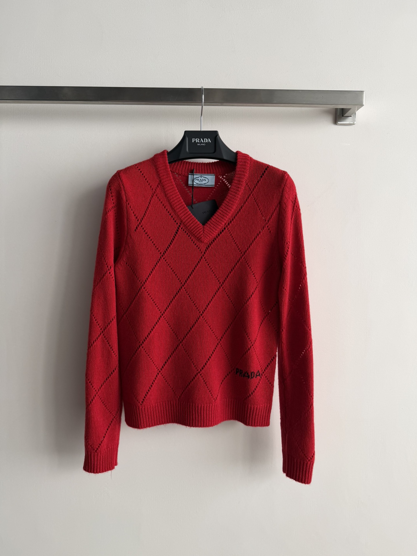 NO:666667,Prad*2025 new plaid sweater, V-neck slim fit design, unattractive temperament. The fabric is delicate, soft and comfortable, and the hem is embellished with logo printing. The upper body is slim and versatile!  Simple to the extreme is fashionable!  Four-color SML,,prada, 19860909Prad*2025新款格纹针织衫,V领修身版型设计,气质不挑人 面料细腻柔软舒适,下摆logo印花点缀,上身显瘦又百搭！简单到极致就是时髦！四色SML,,prada, ,Women's clothing