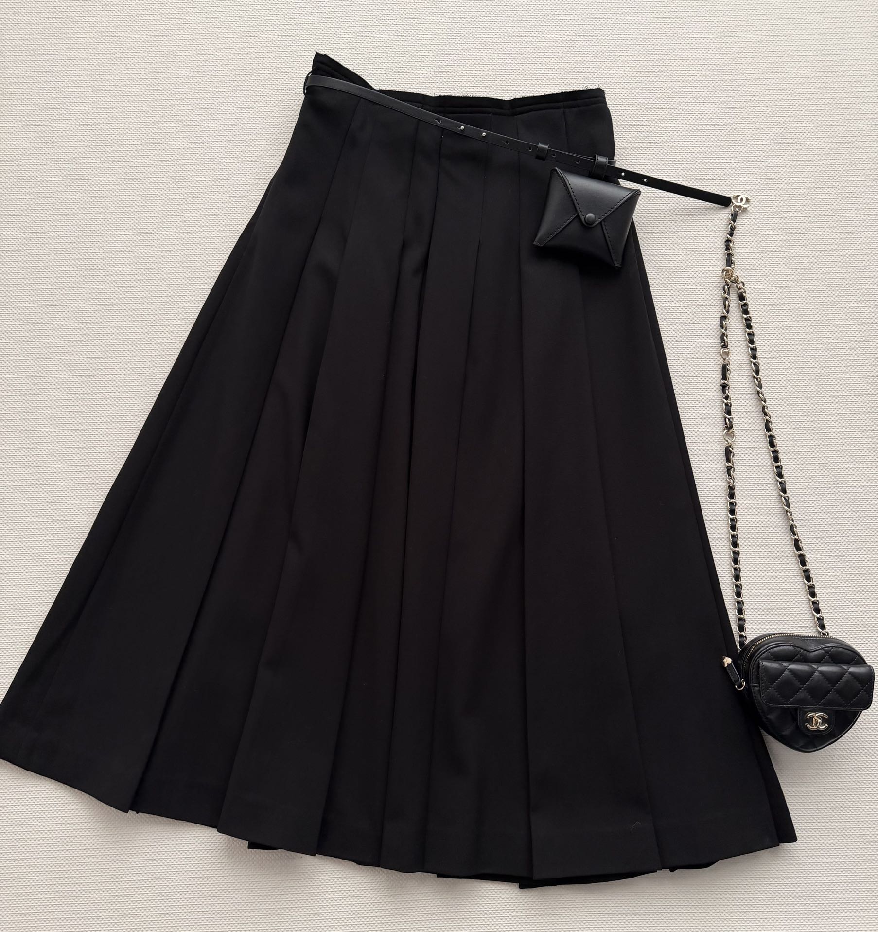 NO:666658,26 new pleated skirt has classic pleated design, wool blend material, great drape and comfort! The waist-decorated small bag is super design, perfect for commuting and dating, and can be easily controlled in daily life. It goes well with shirts, sweaters or jackets ~ it modifies the leg shape and shows temperament. It is versatile, simple and high-end, easy to get! SML,,skirts,jackets & coats,shirts, 1986090926新款压褶半身裙经典压褶设计,羊毛混纺材质,垂坠感和舒适度都很棒!腰部装饰小包超有设计感,细节满分通勤约会,日常都能轻松驾驭,搭配衬衫,针织衫或外套都很出彩~修饰腿型又显气质百搭,简约高级感轻松get!SML,,skirts,jackets & coats,shirts, ,Women's clothing