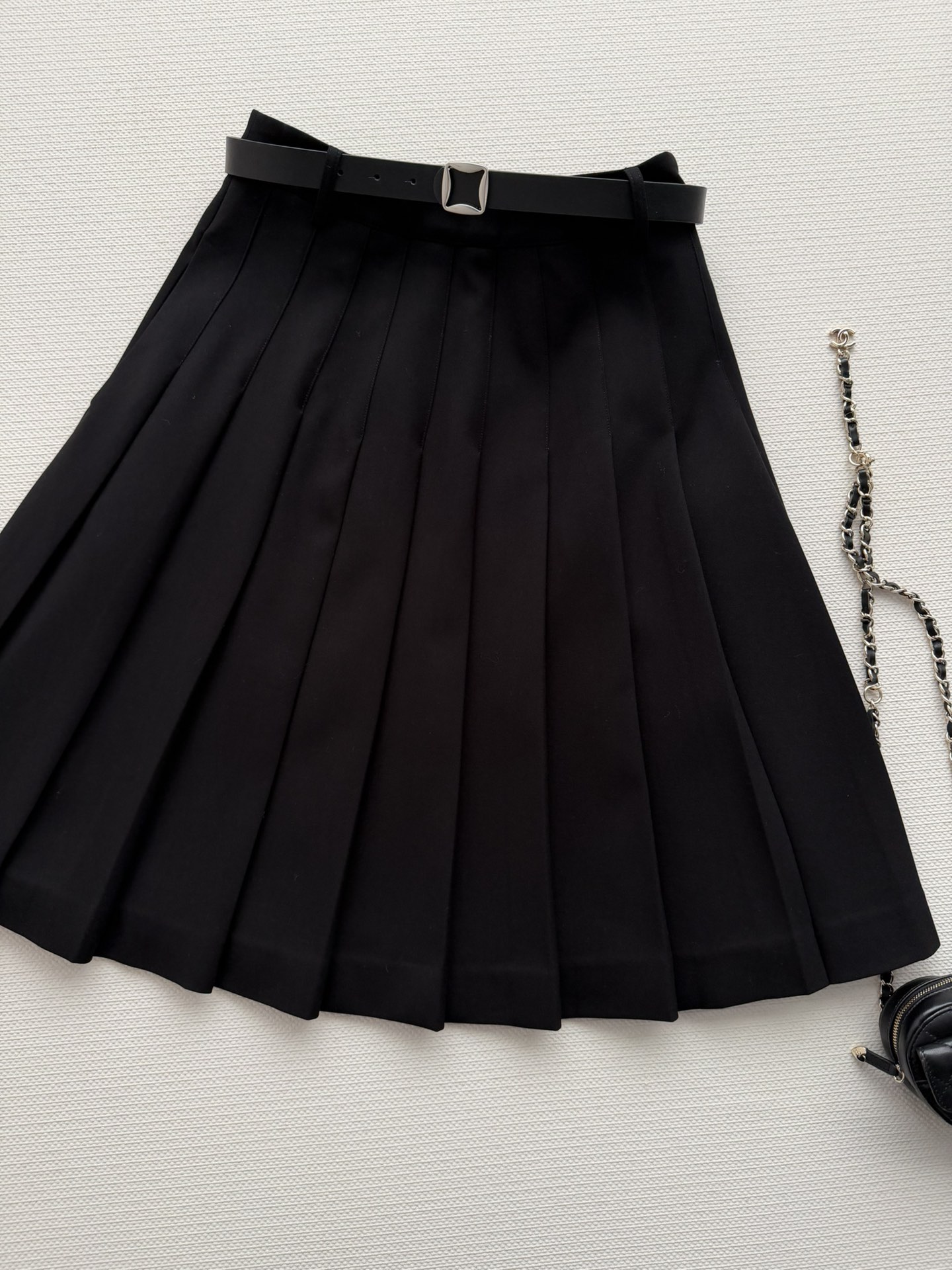 NO:666659,26 The new pleated skirt is made of wool blended fabric, with a crisp texture and a perfect drape! A proper college style outfit, with a belt to modify the waistline and a super slimming look. The pleated skirt has a strong sense of layering, which is perfect for daily commuting or leisure and entertainment. It looks good with shirts, sweatshirts, and sweaters, practical and fashionable! SML,, hoodie, sweatshirts, skirts, shirts,  1986090926新款百褶半身裙采用羊毛混纺面料,质感挺括有型垂坠感满分!妥妥的学院风穿搭,搭配腰带修饰腰线超显瘦.百褶裙摆层次感强,日常通勤,或休闲娱乐都很OK~随便配衬衫,卫衣,针织衫都好看,实用又时髦!SML,,hoodie,sweatshirts,skirts,shirts, ,Women's clothing