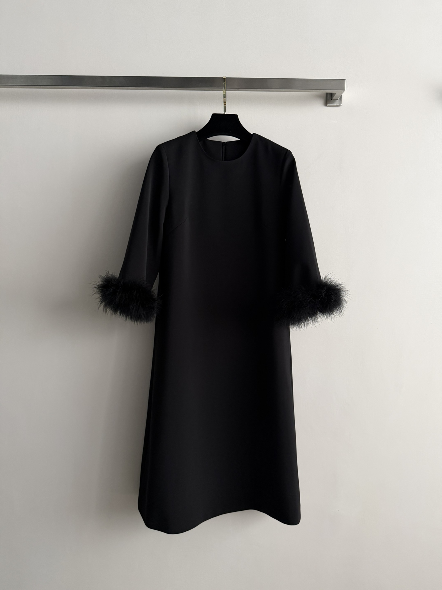 NO:661931,Valentin*26 new black feather sleeve dress, simple and elegant, round neck straight cut, perfect French Hepburn style! The feather decoration on the cuffs is super layered, exquisite and eye-catching. The fabric is draped and comfortable, perfect for autumn and winter, and can be easily worn for commuting, dating, and formal occasions. Pair it with high heels or exquisite accessories to easily get a high-end look! SML, Valentino-clothing, loro piana, valentino, valentino, high heels, skirts,  19860909Valentin*26新款黑色羽毛袖连衣裙,简约优雅,圆领直筒剪裁,法式赫本风气质满分!袖口羽毛装饰超有层次感,精致又吸睛.面料垂坠舒适,秋冬穿超合适,通勤,约会,正式场合都能轻松驾驭.搭配高跟鞋或精致配饰,轻松get高级感造型!SML,华伦天奴-服装,loro piana,valentino,valentino,high heels,skirts, ,Women's clothing