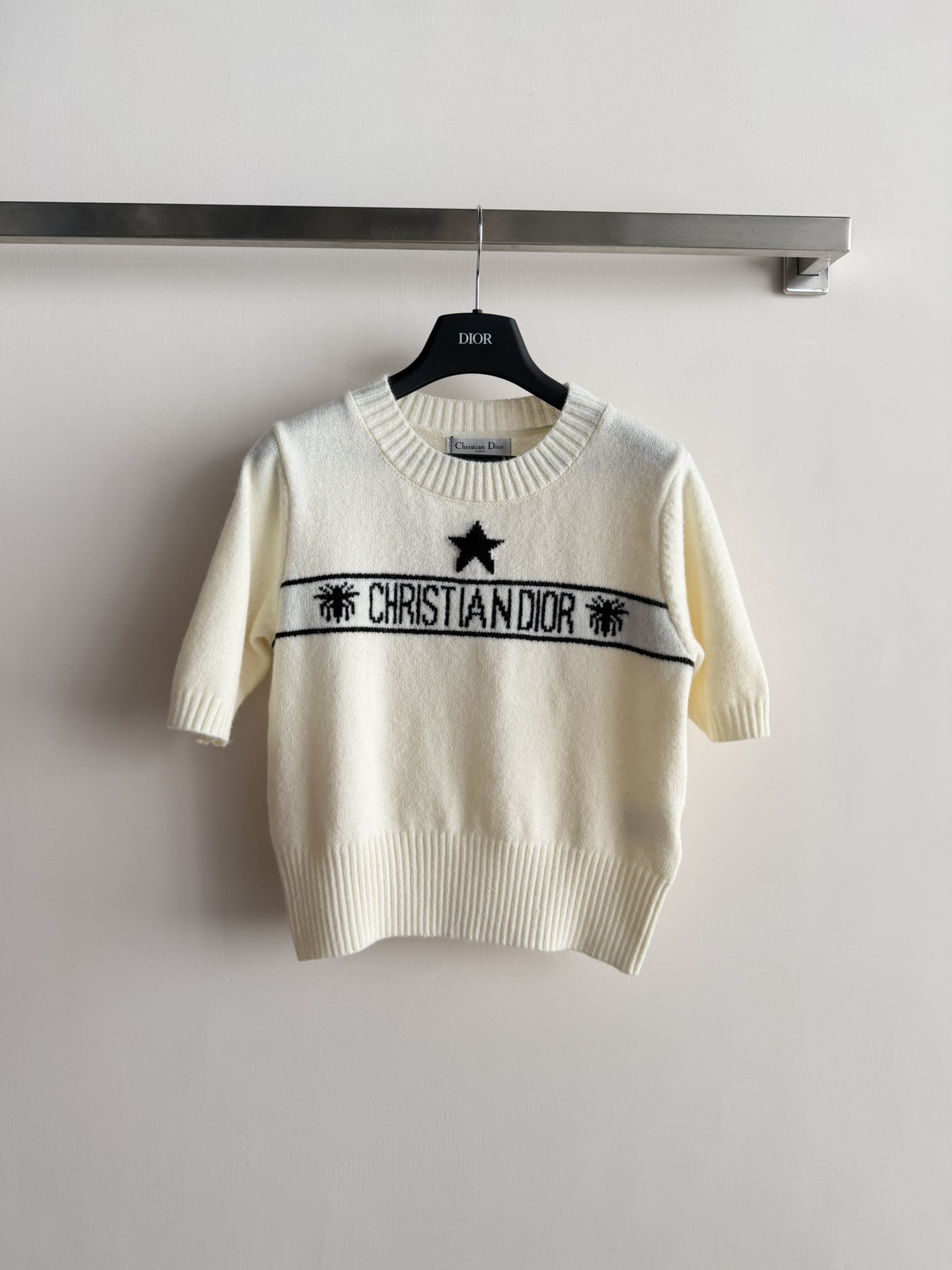 NO:667104,Dio*26 new early spring short-sleeved sweater with classic five-pointed star embellishment on the chest, highly recognizable, simple and elegant, comfortable and versatile for daily wear, very elegant, 2 colors SML, dior, T-shirt,  19860909Dio*26早春新款短袖毛衫经典胸前五角星点缀,辨识度很高简洁大方,日常舒适百搭好穿非常显气质2色SML,,dior,T-shirt, ,Women's clothing