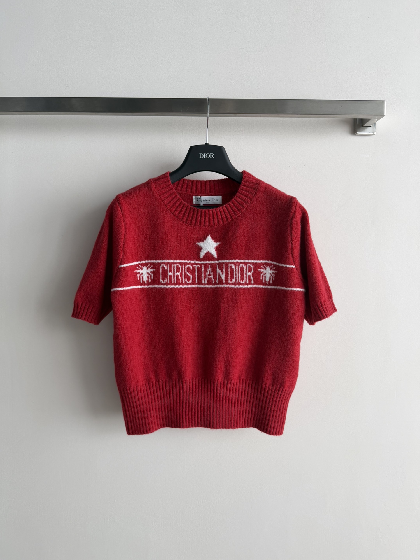 NO:689148,Dio*26 new early spring short-sleeved sweater with classic five-pointed star embellishment on the chest, highly recognizable, simple and elegant, comfortable and versatile for daily wear, very elegant, 2 colors SML, Dior-clothing, dior, dior, loro piana, T-shirt,19860909Dio*26早春新款短袖毛衫经典胸前五角星点缀,辨识度很高简洁大方,日常舒适百搭好穿非常显气质2色SML,迪奥-服装,dior,dior,loro piana,T-shirt,,Women's clothing