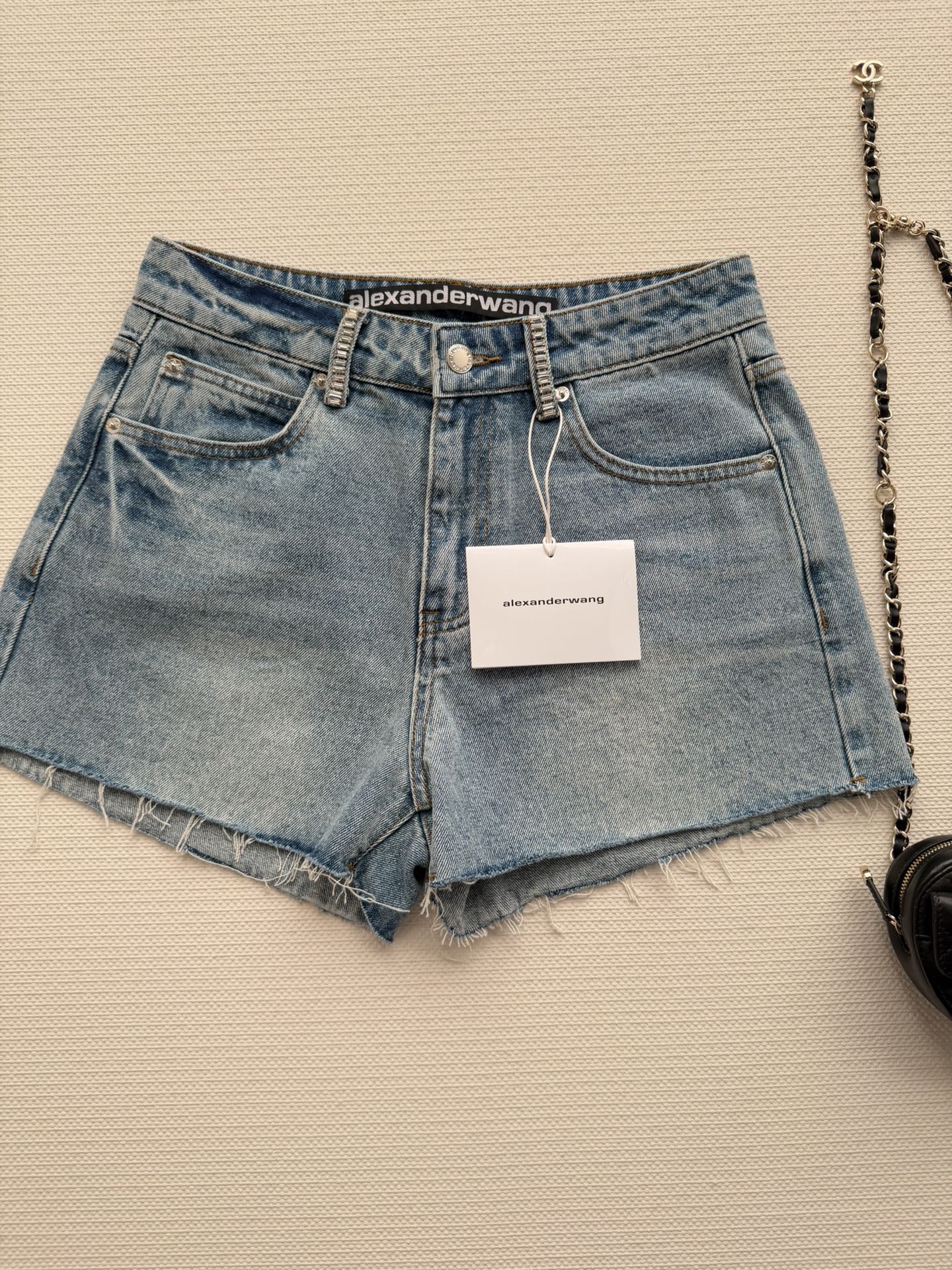 NO:667485,Alexderwan*26SS new rhinestone denim shorts. The heavy-duty washed fabric is soft and comfortable, with a delicate touch. The upper body has no sense of restraint and is cut to perfectly fit the body shape. It not only shows the smooth lines, but also cleverly modifies the body proportions. The back pockets are embellished with prints. Exquisite, luxurious and versatile for daily commuting. Easy to control!  SML,,shorts, 19860909Alexderwan*26SS新款水钻牛仔短裤重工艺洗水面料柔软舒适 触感细腻 上身毫无束缚感剪裁完美贴合身形,既展现了流畅的线条感,又巧妙地修饰了身材比例 背后口袋印花点缀 精致奢华日常通勤百搭 轻松驾驭！SML,,shorts, ,Women's clothing