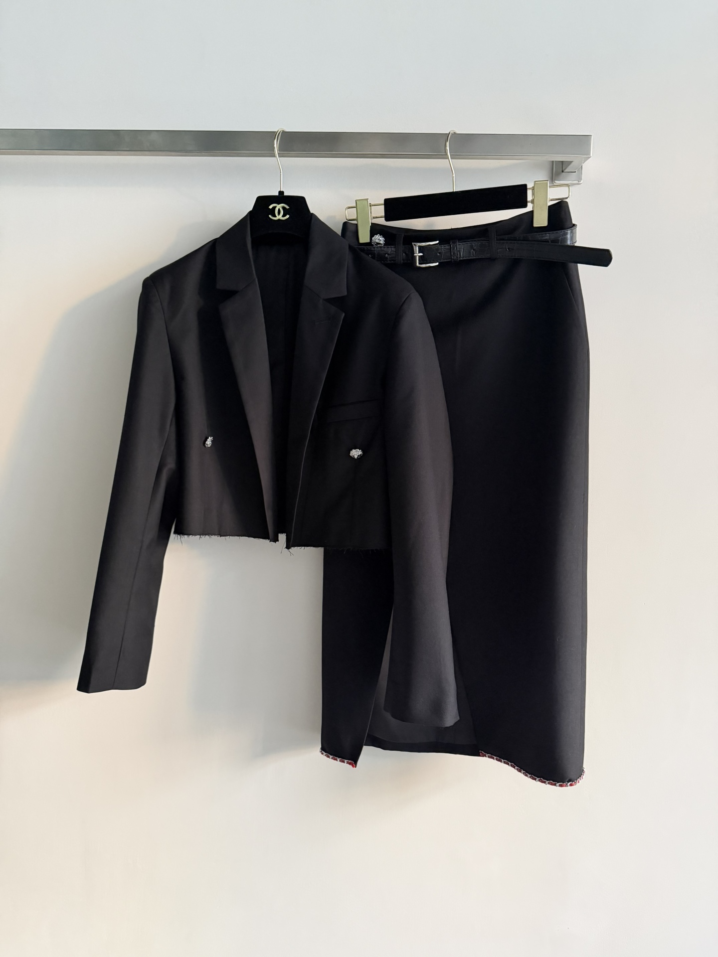 NO:677166,CHANE*26 spring and summer catwalk suit and skirt suit, the skirt is irregularly designed with slits and cut, exquisite buttons are embellished with low-key elegance, and it is decorated with a belt  The high-end feel is suitable for work or formal occasions. The jacket has a two-button lapel design and raw edge details on the cuffs and hem, adding a sense of fashion. A set of upper body improves the overall proportion. The fabric is polyester fiber, has good drape, is durable and stylish, and is very suitable for spring and autumn. It goes well with shirts or knitted inners. SML, Chanel-clothing, chanel, chanel, loro piana, skirts, jackets & coats, shirts, business suit,19860909CHANE*26春夏走秀款西装半裙套装,半裙不规则设计开衩剪裁,精致纽扣点缀低调优雅,配上腰带装饰 高级感拉满适合职场或正式场合穿搭.外套两粒扣翻领设计,袖口和下摆有毛边细节,增添时尚感.一套上身提升整体比例.面料为聚酯纤维,垂坠感好且耐穿有型春秋季节穿着超合适,搭配衬衫或针织内搭都很OK哦SML,香奈儿-服装,chanel,chanel,loro piana,skirts,jackets & coats,shirts,business suit,,Women's clothing