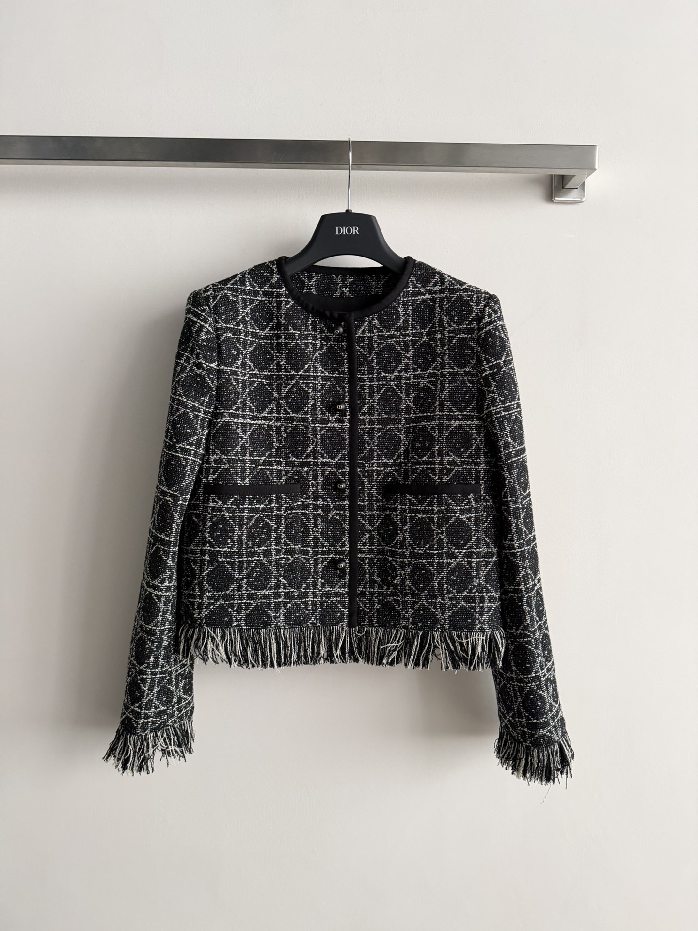 NO:667508,Dio*26's new tweed jacket has a classic presbyopic pattern that is very recognizable! The tassels on the cuffs and hem are super high-end and full of details. The round neck design is neatly tailored, elegant and fashionable. The tweed material is warm and textured, and it is very suitable for autumn and winter. It can be easily used for daily commuting and parties. It is recommended to match it with a set of shorts to complete your temperament! SML, dior, shorts, jackets & coats,  19860909Dio*26新款粗花呢外套经典老花图案超有辨识度!袖口和下摆流苏 超显高级感 细节满分 圆领设计 剪裁利落,优雅又时髦.粗花呢材质保暖有质感,秋冬穿超合适~日常通勤,聚会都能轻松驾驭,推荐搭配系列短裤一套气质直接拉满!SML,,dior,shorts,jackets & coats, ,Women's clothing