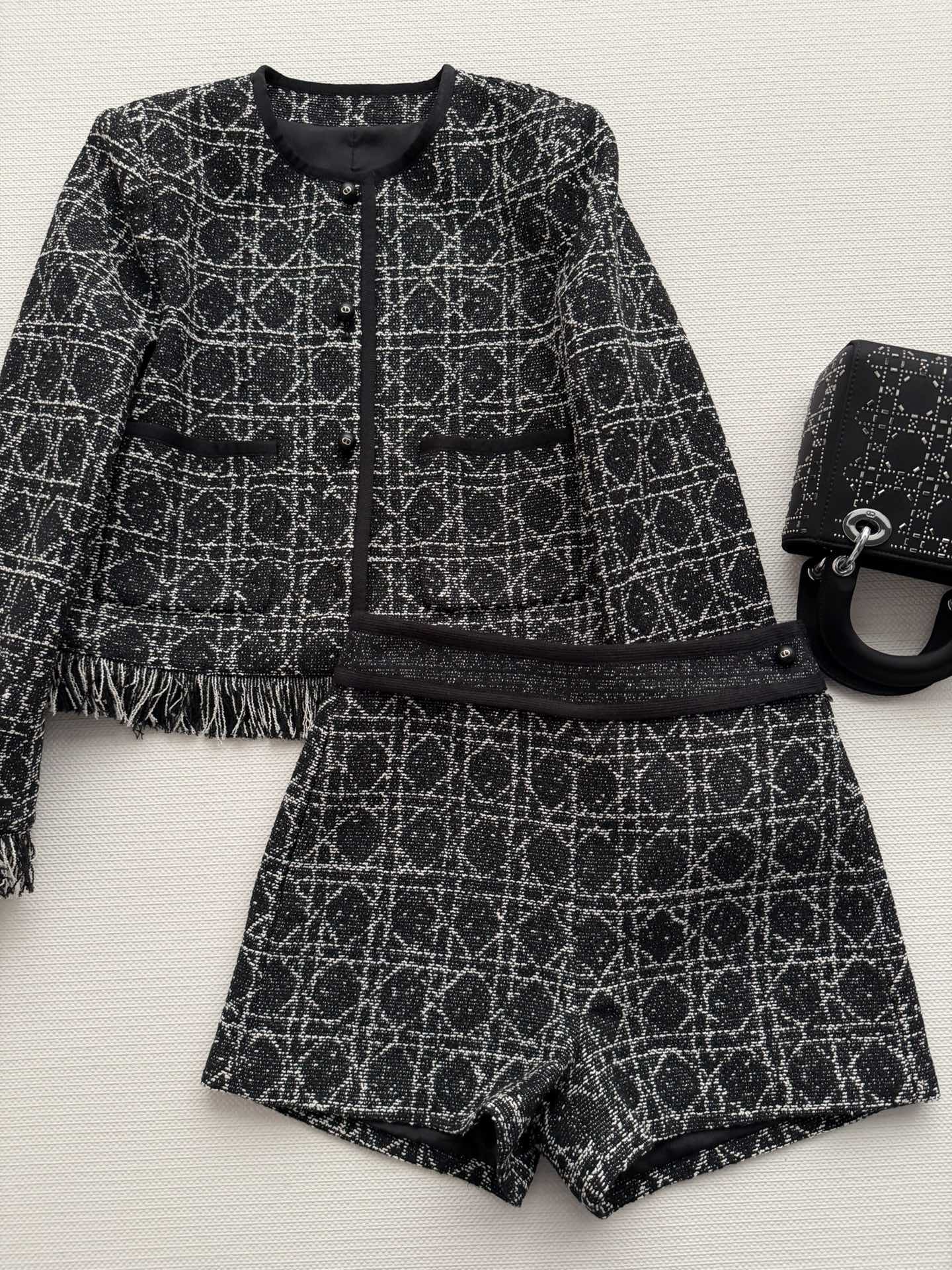 NO:667492,Dio*26's new tweed high-waisted shorts have classic presbyopic patterns that are very recognizable! They are neatly cut and embellished with one button, elegant and fashionable. The tweed material is warm and textured, perfect for spring and autumn. It can be easily used for daily commuting and parties. Pair it with high heels or short boots to enhance your temperament! SML,, dior, boots, high heels, shorts,  19860909Dio*26新款粗花呢高腰短裤经典老花图案超有辨识度!剪裁利落,一粒扣点缀 优雅又时髦.粗花呢材质保暖有质感,春秋穿超合适~日常通勤,聚会都能轻松驾驭,搭配高跟鞋或短靴,气质直接拉满!SML,,dior,boots,high heels,shorts, ,Women's clothing