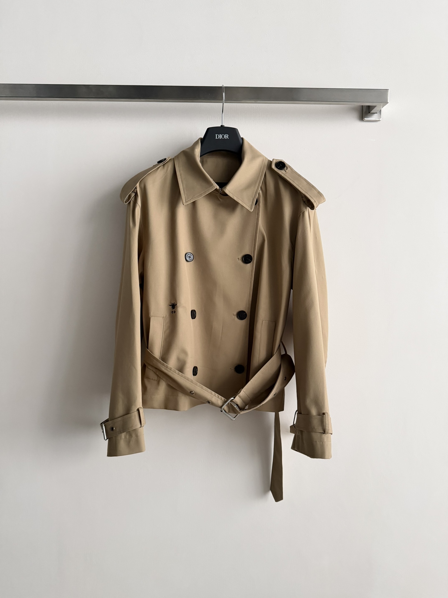 NO:667503,Dio*26 new early spring short windbreaker jacket with classic double-breasted waist design, full of British style! High-quality cotton fabric, soft and durable, adjustable belt, easily highlights the body proportions. The short version is very suitable for small girls, it can be worn in spring and autumn with a sense of luxury and aura, and can be easily used for commuting and parties. It is a practical and fashionable must-have item! SML,, dior, jackets & coats,  19860909Dio*26早春新款短款风衣外套经典双排扣收腰设计,英伦风满满!高品质棉质面料,柔软又耐穿,腰带可调节,轻松凸显身材比例.短款版型超适合小个子女生,春秋季节穿出高级感和气场,通勤,聚会都能轻松驾驭,是实用又时髦的必备单品!SML,,dior,jackets & coats, ,Women's clothing