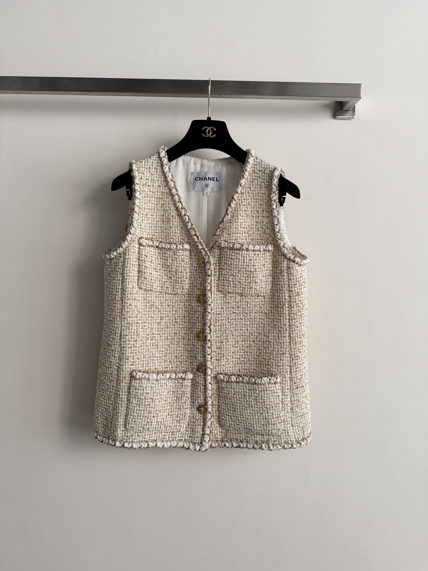 NO:683471,Chane*26 new style for early spring. Gold braided fragrant vest. It has a French elegant fragrance. It has the feeling of a celebrity at first sight. Customized YB imported tweed, weaving a sense of luxury into every inch of the texture. The base is paper. The golden yellow thread composes poetry. It weaves a fresh and refined style that is unobtrusive but makes people unable to take their eyes away. The double C flower-shaped gold buckle is the finishing touch. It is a luxurious code word in the details. It can be worn every day ~ a gentle filter for dating.  It is also the secret weapon for 'you look good today' in the circle of friends. It is warm and stylish. It can be worn in all seasons. It can be worn in a thousand styles, elegant and effortless. It is sweet and does not pretend to be young. SML,,chanel,19860909Chane*26早春新款 金丝编织小香马甲 带着法式优雅的香气 一眼心动的名媛感 定制YB进口粗花呢,把高级感织进每寸肌理 米底为纸 金丝黄线作诗 编织出清新脱俗的格调不张扬,却让人移不开眼 双C花朵形状金扣点睛 是细节里的奢华暗语 日常可穿～约会时的温柔滤镜 更是朋友圈里“你今天好气质”的秘密武器保暖有型 四季皆可搭 一件穿出千种风情一优雅不费力 甜美不装嫩SML,,chanel,,Women's clothing