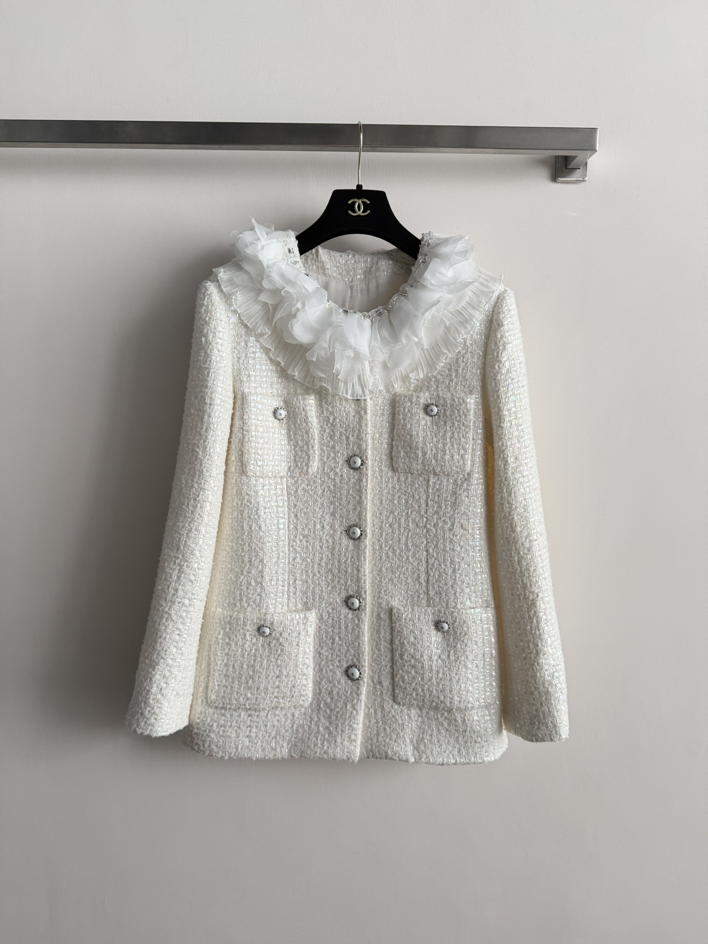 NO:683480,CHANE*26 early spring new classic white tweed jacket, with pearl buttons, elegant and refined. The neckline is layered with white gauze ruffles, full of feminine temperament, and extra points for details! The tweed material is warm and comfortable, perfect for autumn and winter. The four symmetrical pockets are practical and beautiful, making it easy to control for daily commuting or formal occasions. Fashionable and classic, a wardrobe must-have! SML,,chanel,jackets & coats,19860909CHANE*26早春新款经典白色粗花呢外套,搭配珍珠纽扣,优雅精致.领口层叠白色纱质荷叶边,柔美气质满分,细节超加分!粗花呢材质保暖又舒适,秋冬穿超合适.四个对称口袋实用又美观,日常通勤或正式场合都能轻松驾驭.时尚与经典兼具,衣橱必备!SML,,chanel,jackets & coats,,Women's clothing