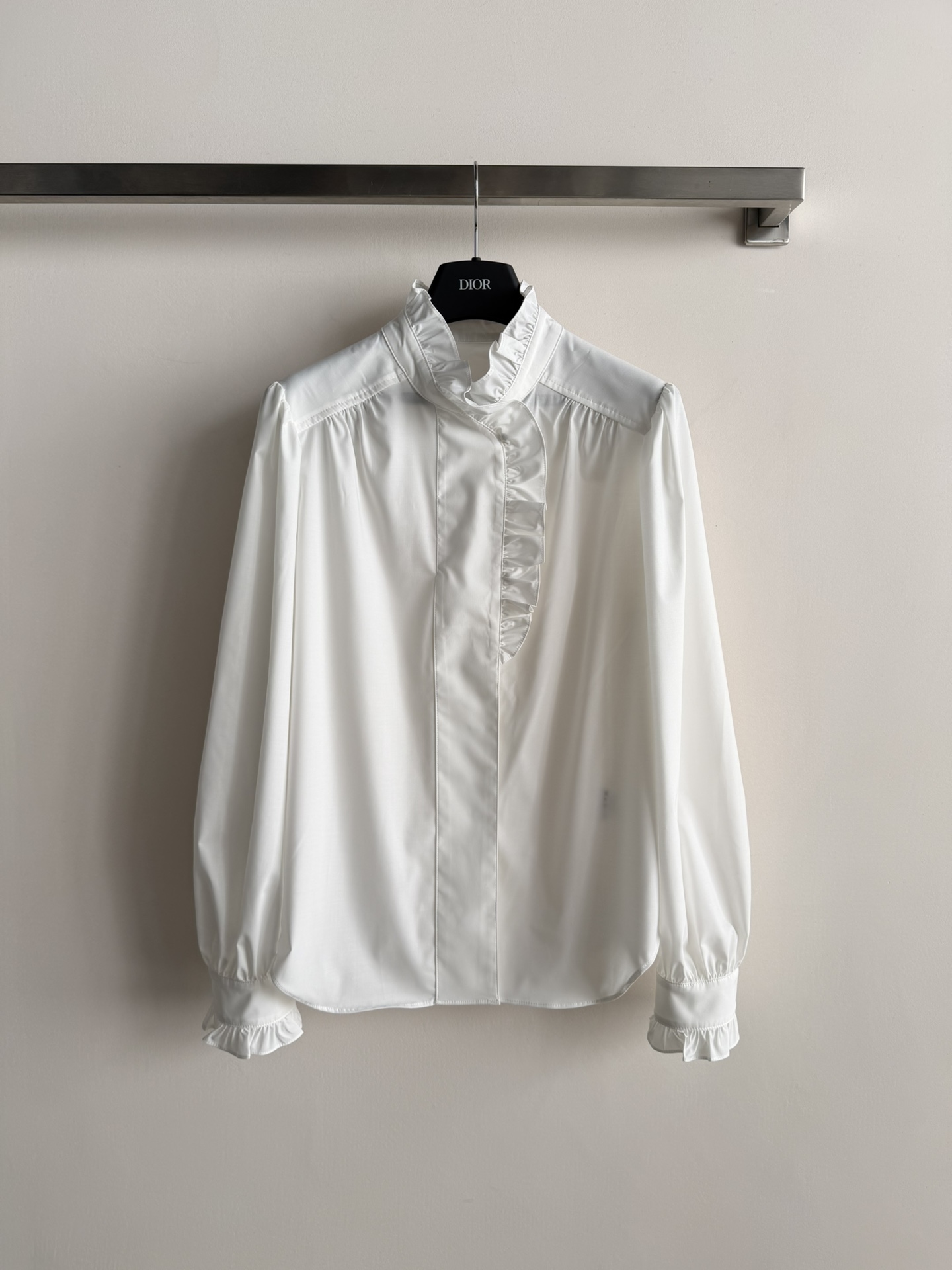 NO:683461,EP YAYIN*26 new early spring long-sleeved shirt with stand-up collar and fungus lace design, exquisite ruffles on the cuffs, French retro style, elegant temperament, simple and unobtrusive regular version, whether worn alone or paired with a sweater jacket, it is a fashionable and versatile daily commuting essential!  SML,,jackets & coats,sweaters,shirts,19860909EP YAYIN*26早春新款长袖衬衫立领木耳花边设计,袖口荷叶边精美点缀,法式复古风 气质优雅 常规版型简约不挑人 不管是单穿还是搭配毛衣外套都是时髦百搭日常通勤必备款！SML,,jackets & coats,sweaters,shirts,,Women's clothing