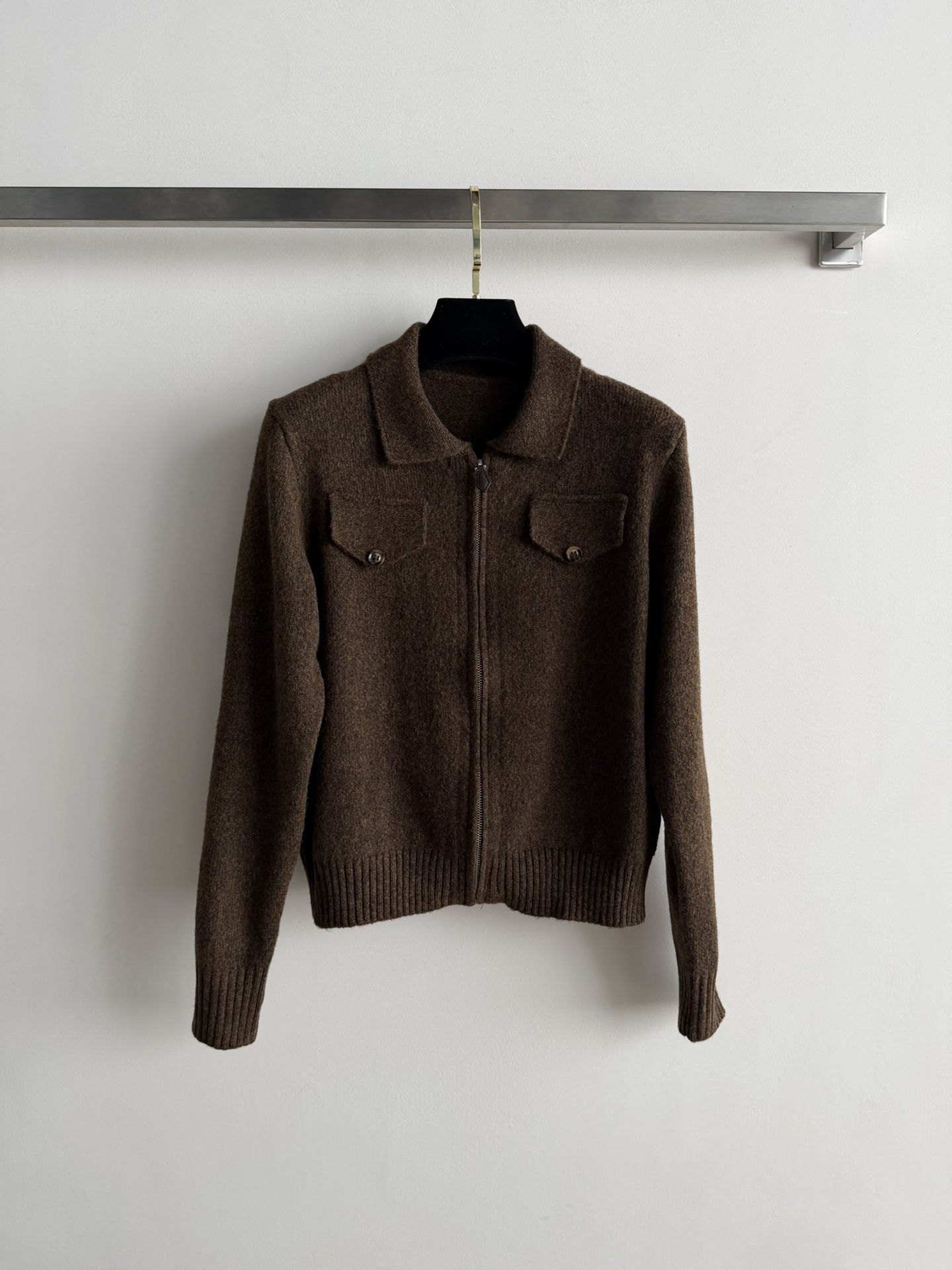 NO:683440,Loro Pian's latest new wool zipper jacket is made of high-quality wool that is soft and warm, and is super comfortable to wear in autumn and winter! It is low-key and elegant, with a zipper lapel and small pocket design, practical and detailed. Paired with a white T or scarf of the same color, you can easily get the old money style, commuting, dating, and daily life. It is comfortable and high-end. The versatile style is available in 3 colors SML, loro piana, jackets & coats,19860909Loro Pian*新款羊毛拉链外套,采用高品质羊毛柔软又保暖,秋冬穿超舒服!低调优雅,拉链翻领小口袋设计,实用又有细节感.搭配白T或同色围巾,轻松get老钱风,通勤,约会,日常都很适合舒适又高级,百搭款3色可选SML,,loro piana,jackets & coats,,Women's clothing