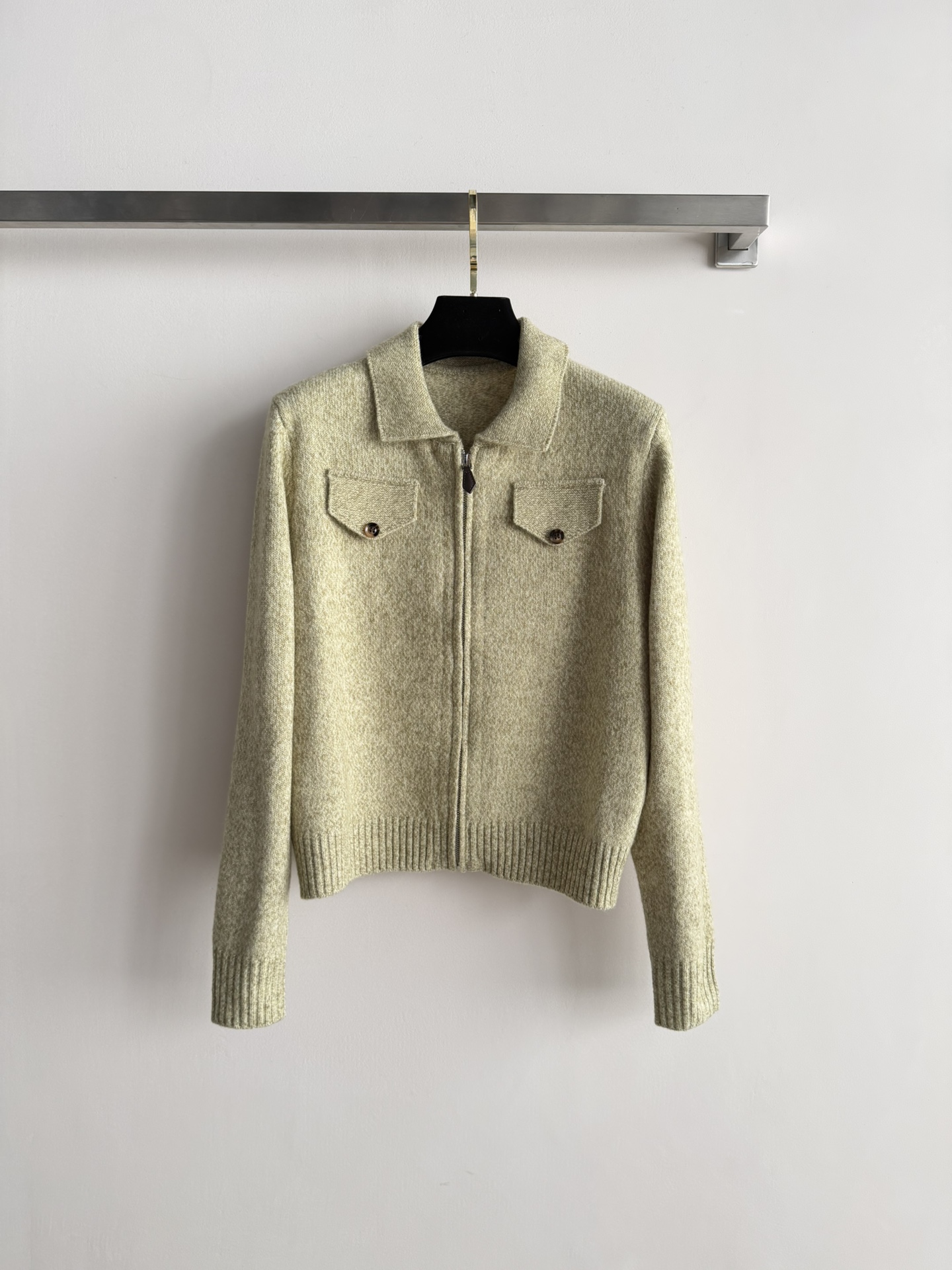 NO:683449,Loro Pian's latest new wool zipper jacket is made of high-quality wool that is soft and warm, and is super comfortable to wear in autumn and winter! It is low-key and elegant, with a zipper lapel and small pocket design, practical and detailed. Paired with a white T or scarf of the same color, you can easily get the old money style, commuting, dating, and daily life. It is comfortable and high-end. The versatile style is available in 3 colors SML, loro piana, jackets & coats,19860909Loro Pian*新款羊毛拉链外套,采用高品质羊毛柔软又保暖,秋冬穿超舒服!低调优雅,拉链翻领小口袋设计,实用又有细节感.搭配白T或同色围巾,轻松get老钱风,通勤,约会,日常都很适合舒适又高级,百搭款3色可选SML,,loro piana,jackets & coats,,Women's clothing