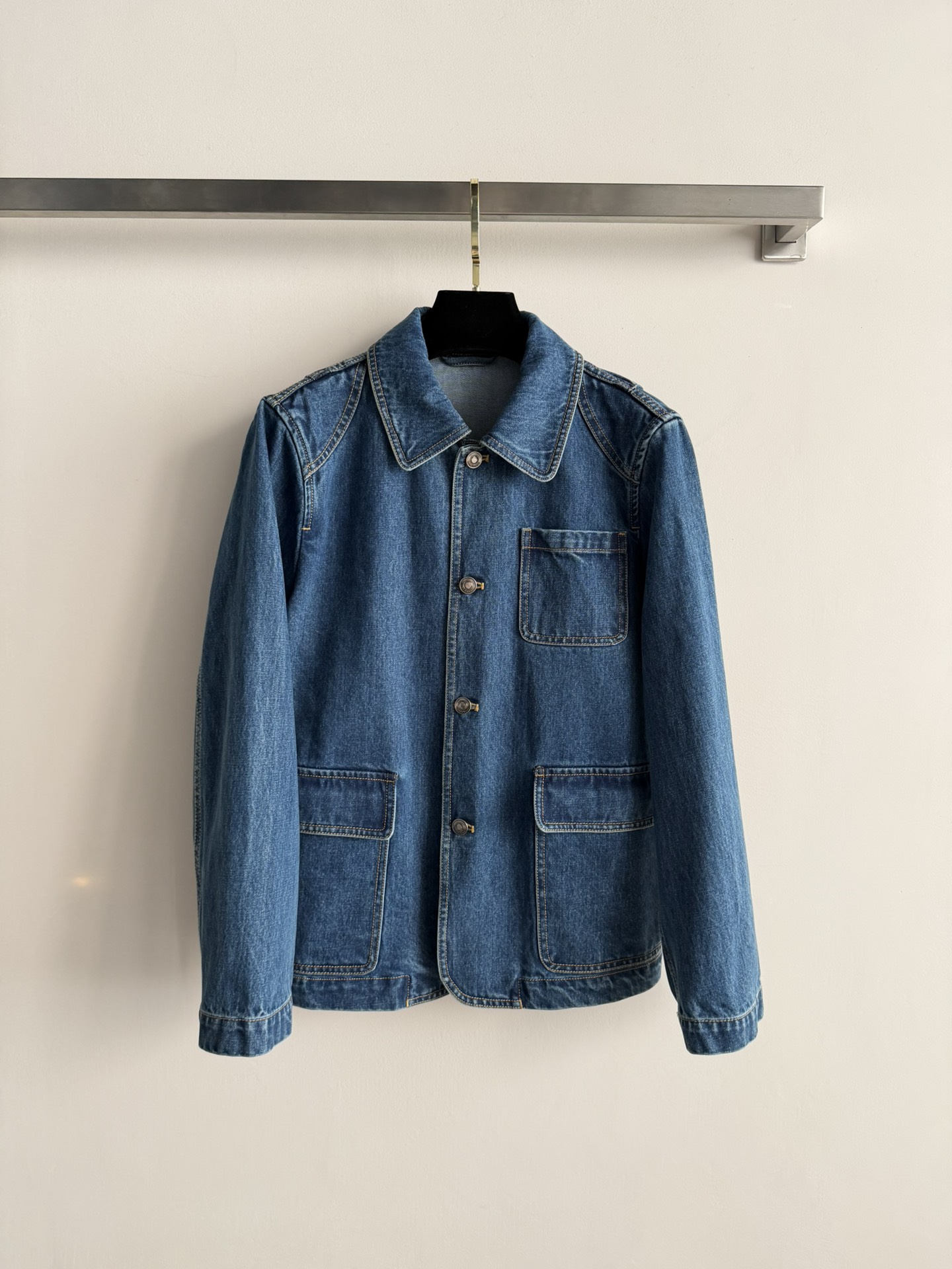 NO:683501,LoroPian*26 new spring and summer denim jacket adopts a classic lapel design and is closed with a single row of metal buttons. It is equipped with multiple patch pockets for convenience and practicality. The denim has a natural washed texture and is retro and fashionable. It can be paired with jeans, casual pants, etc. to create a casual casual style in daily life. You can also try to combine it with a skirt to show a mix and match fashion sense. SML-,,loro piana,skirts,jeans,jackets & coats,19860909LoroPian*26春夏新品牛仔外套采用经典翻领设计,单排金属纽扣闭合 设有多个贴袋设计便捷实用牛仔布呈自然水洗质感,复古时尚百搭,日常可搭配牛仔裤、休闲裤等打造随性休闲风,也可尝试与裙装组合展现混搭时尚感SML-,,loro piana,skirts,jeans,jackets & coats,,Women's clothing