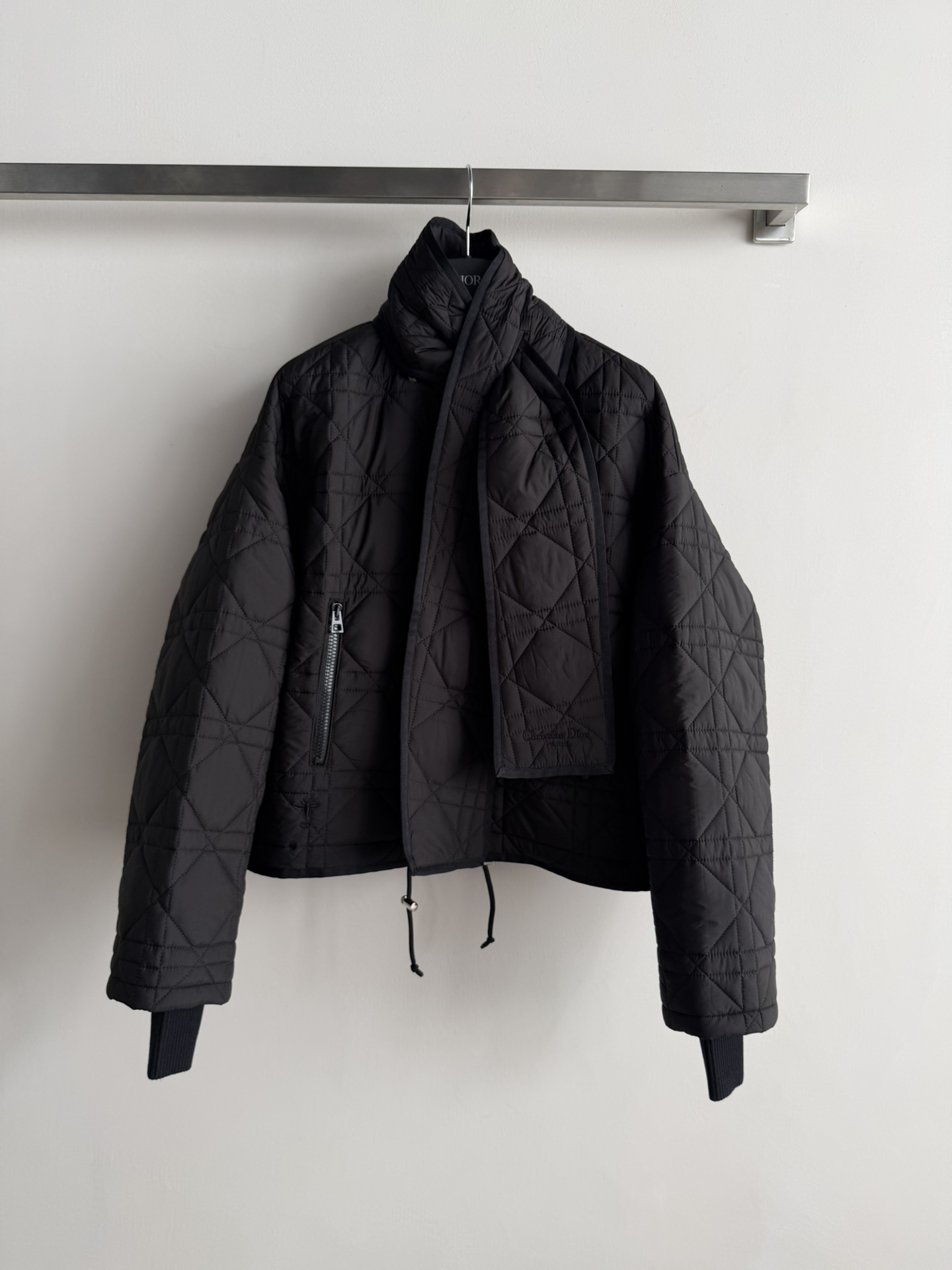 NO:683466,Dio*26 new diamond quilted cotton jacket with classic diamond pattern design, comes with a detachable scarf, warm and fashionable, loose short cut makes you taller and slimmer, easily elongates your body proportions, casual and elegant without being unattractive, windproof knitted cuff design, imported memory nylon fabric with cotton imported machine gap Diana cannage  The pattern is light and warm, perfect for autumn and winter! The short cut zipper pocket is practical and stylish, and can be easily used for commuting and leisure. The iconic element is elegant and fashionable. Pair it with high-waisted pants or skirts, and you can easily get the 'rich money style' style SML, dior, skirts,19860909Dio*26新款菱格绗缝棉服经典菱格纹设计,自带可拆卸围巾,保暖又时髦,宽松短款剪裁显高显瘦,轻松拉长身材比例,休闲优雅不挑人,防风针织袖口设计,进口记忆尼龙面料间棉进口机缝隙戴妃藤格纹轻盈又保暖,秋冬穿超合适!短款剪裁拉链口袋,实用又有型,通勤休闲都能轻松驾驭.标志性元素,优雅又时髦,搭配高腰裤或裙装,轻松get'财阀千金风'穿搭SML,,dior,skirts,,Women's clothing