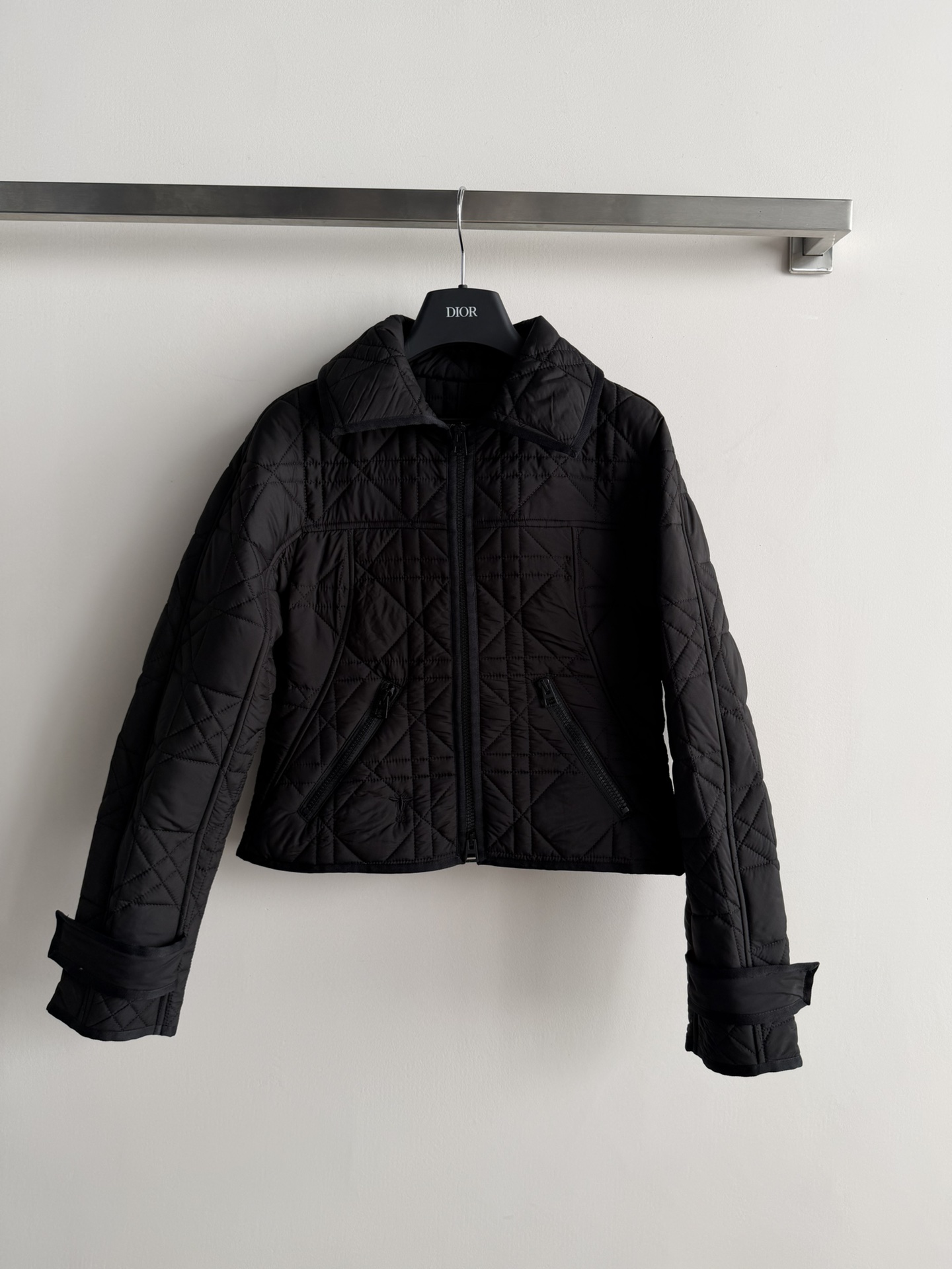 NO:683511,Dio*26 new diamond quilted cotton jacket with classic diamond lapel design, light and warm, perfect for autumn and winter! Short zipper pocket, practical and stylish, easy to manage for commuting and leisure. Iconic element, elegant and fashionable, paired with high-waisted pants or skirts, you can easily get the 'rich money style' SML, dior, skirts,19860909Dio*26新款菱格绗缝棉服经典菱格纹翻领设计,轻盈又保暖,秋冬穿超合适!短款剪裁拉链口袋,实用又有型,通勤休闲都能轻松驾驭.标志性元素,优雅又时髦,搭配高腰裤或裙装,轻松get'财阀千金风'穿搭SML,,dior,skirts,,Women's clothing