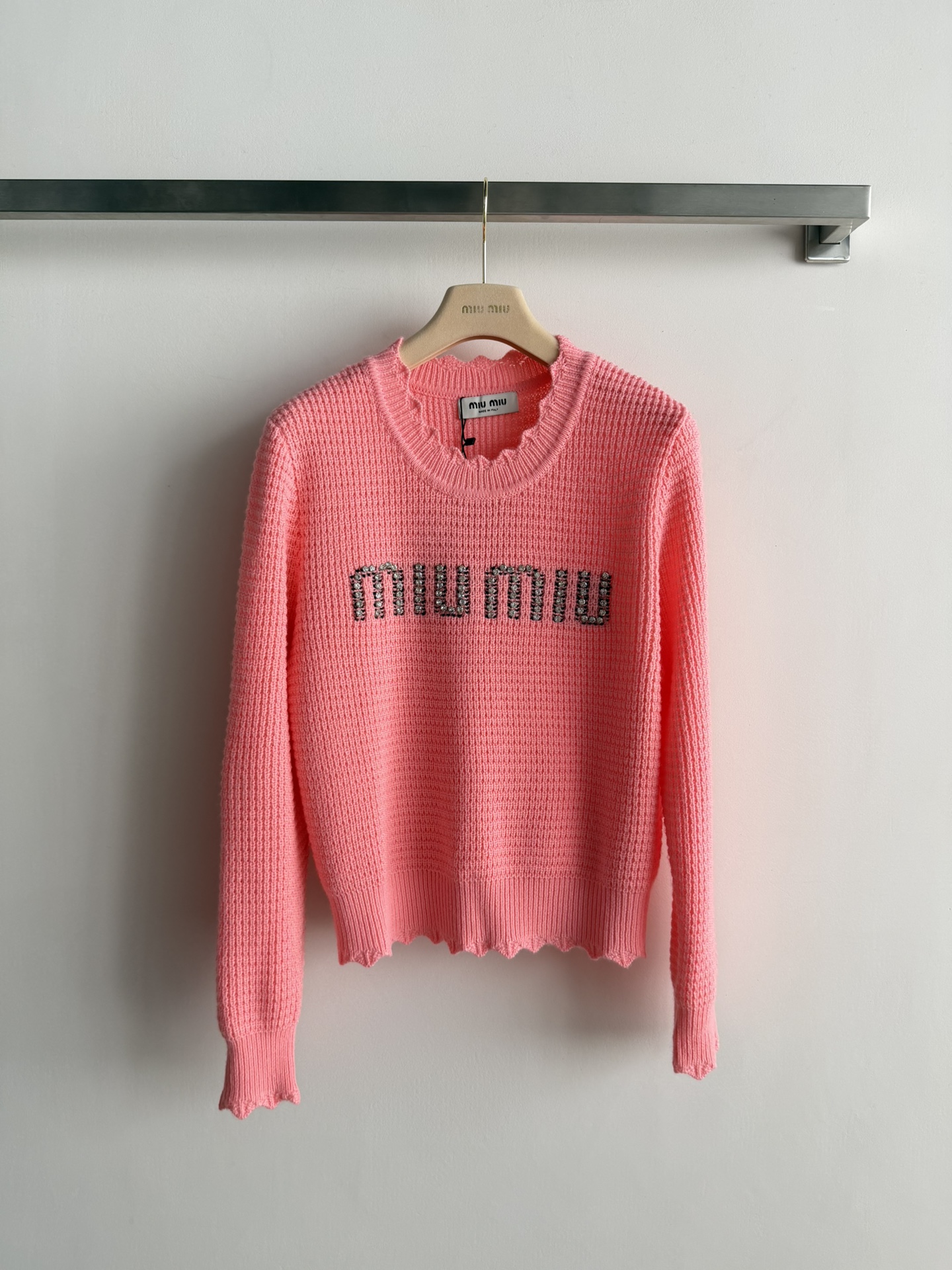 NO:677200,Miu Mi*26 new early spring knitted sweater, with wavy lace design, full of age-reducing softness and warmth, super comfortable to wear in autumn and winter! The front is embellished with diamond letters of the brand, and the details are perfect. The upper body is playful and energetic, and it can be worn casually and casually with skirts and jeans. It looks great with many colors, a must-have for young girls! SML, Miu Miu-clothing, loro piana, miumiu, skirts, jeans, sweaters,19860909Miu Mi*26早春新款针织毛衣,波浪花边设计,减龄感满满柔软又保暖,秋冬穿超舒服!正面品牌字母钻石点缀,细节满分.上身俏皮又有活力,日常休闲百搭,随意搭配裙装,牛仔裤都很出彩~多色可选,年轻女生必入!SML,缪缪-服装,loro piana,miumiu,skirts,jeans,sweaters,,Women's clothing