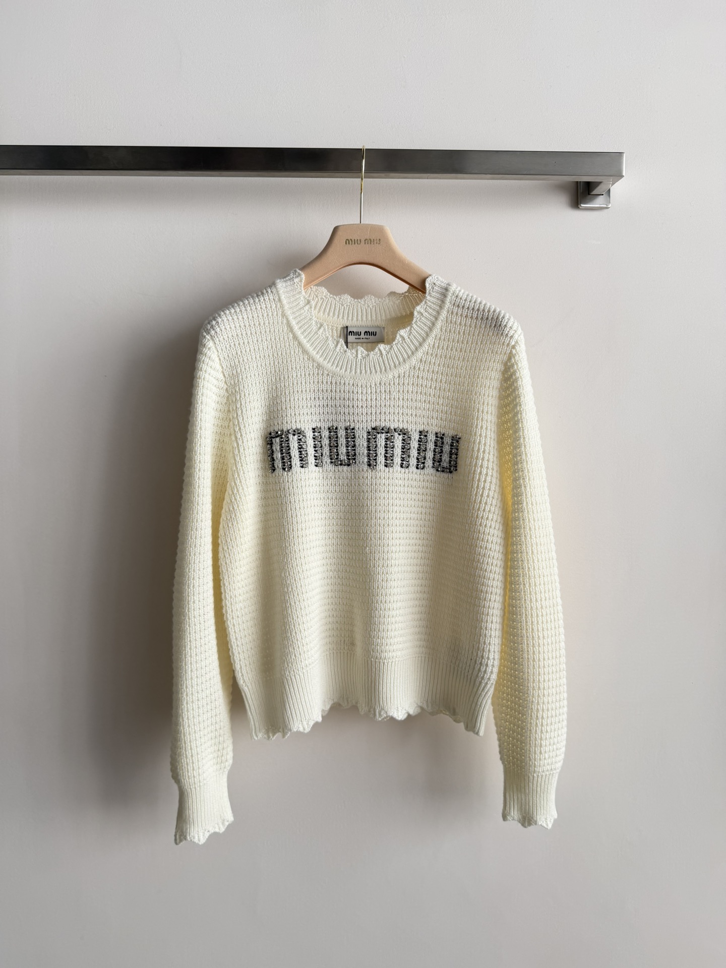 NO:684188,Miu Mi*26 new early spring knitted sweater, wavy lace design, full of age-reducing softness and warmth, super comfortable to wear in autumn and winter! The front is embellished with brand letters and diamonds, and the details are perfect. The upper body is playful and energetic, and it can be worn casually and matched with skirts and jeans. It is available in many colors, a must-have for young girls! SML,,miumiu,skirts,jeans,sweaters,19860909Miu Mi*26早春新款针织毛衣,波浪花边设计,减龄感满满柔软又保暖,秋冬穿超舒服!正面品牌字母钻石点缀,细节满分.上身俏皮又有活力,日常休闲百搭,随意搭配裙装,牛仔裤都很出彩~多色可选,年轻女生必入!SML,,miumiu,skirts,jeans,sweaters,,Women's clothing