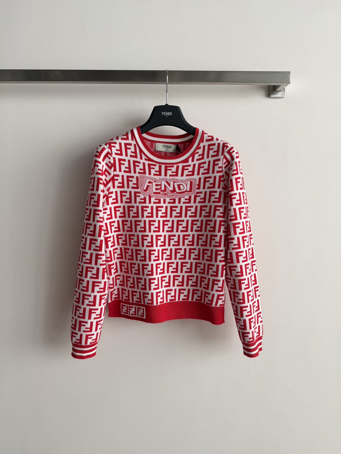 NO:684192,230FEND*26 New style pullover sweater, decorated with LOGO letter printing. The round neck is simple and versatile, the texture is soft and comfortable, the fabric is full and delicate, and the upper body is free and unrestricted. Whether it is Christmas or New Year, a red sweater is indispensable. SML,,fendi,sweaters,19860909230FEND*26新款套头针织衫 布满LOGO字母印花装饰 圆领简洁百搭,质感柔软舒适,织面饱满细腻上身自在无束缚,不管是圣诞和过年都不能少了一件红色毛衣SML,,fendi,sweaters,,Women's clothing