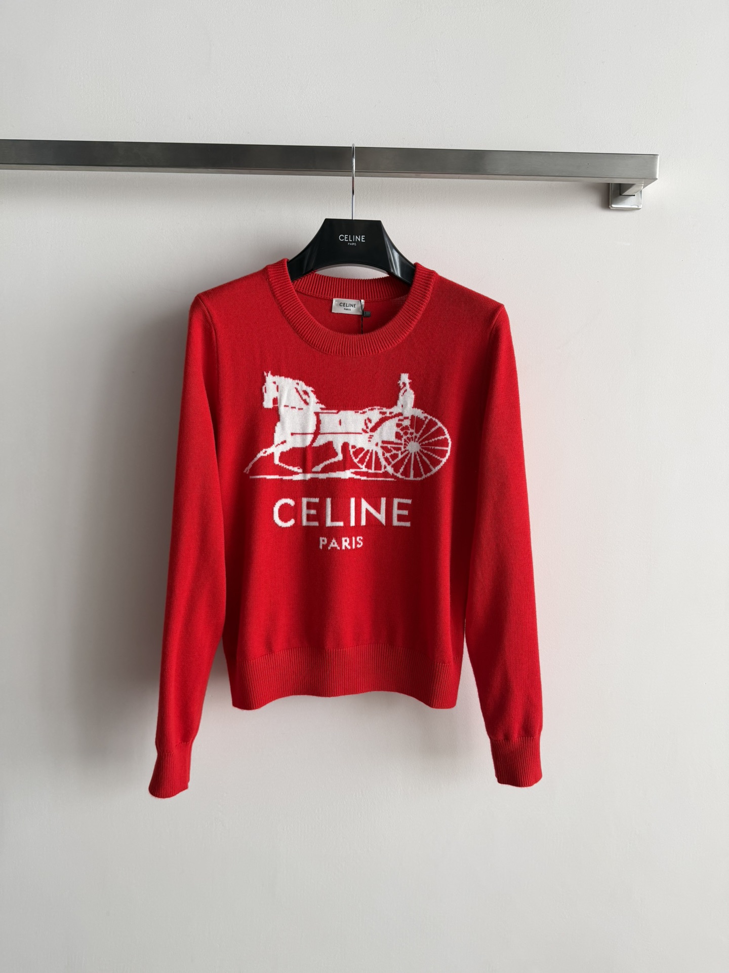 NO:677199,Celin*26's new carriage pattern sweater is made of soft wool and is super comfortable to wear! The classic carriage pattern design on the front adds a sense of French elegance. The loose fit, ribbed cuffs and hem, keep you warm and fit. It can be easily worn in daily or luxury occasions, and it looks great with jeans or skirts! 3 colors SML, Celine - Clothing, celine, celine, loro piana, skirts, jeans,19860909Celin*26新款马车图案针织衫,采用柔软羊毛穿着超舒适!正面经典马车图案设计,法式优雅氛围感拉满.宽松版型,袖口和下摆罗纹收口,保暖又贴合.日常或轻奢场合都能轻松驾驭,搭配牛仔裤或半裙都很出彩哦!3色SML,赛琳-服装,celine,celine,loro piana,skirts,jeans,,Women's clothing