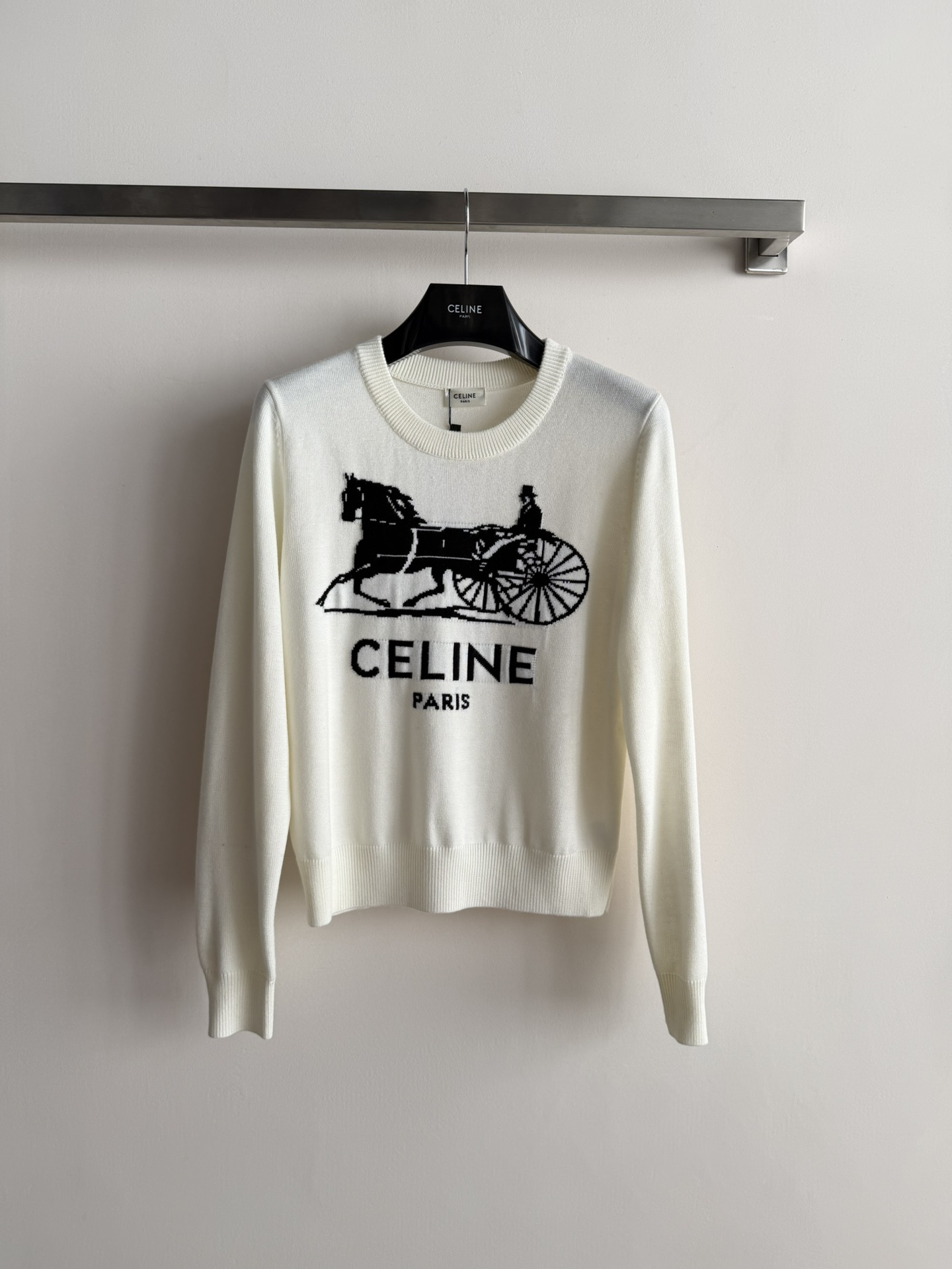 NO:684153,Celin*26's new carriage pattern sweater is made of soft wool and is super comfortable to wear! The classic carriage pattern design on the front adds a sense of French elegance. The loose fit, ribbed cuffs and hem, keep you warm and fit. It can be easily worn in daily life or light luxury occasions, and it looks great with jeans or skirts! 3 colors SML,,celine,skirts,jeans,19860909Celin*26新款马车图案针织衫,采用柔软羊毛穿着超舒适!正面经典马车图案设计,法式优雅氛围感拉满.宽松版型,袖口和下摆罗纹收口,保暖又贴合.日常或轻奢场合都能轻松驾驭,搭配牛仔裤或半裙都很出彩哦!3色SML,,celine,skirts,jeans,,Women's clothing