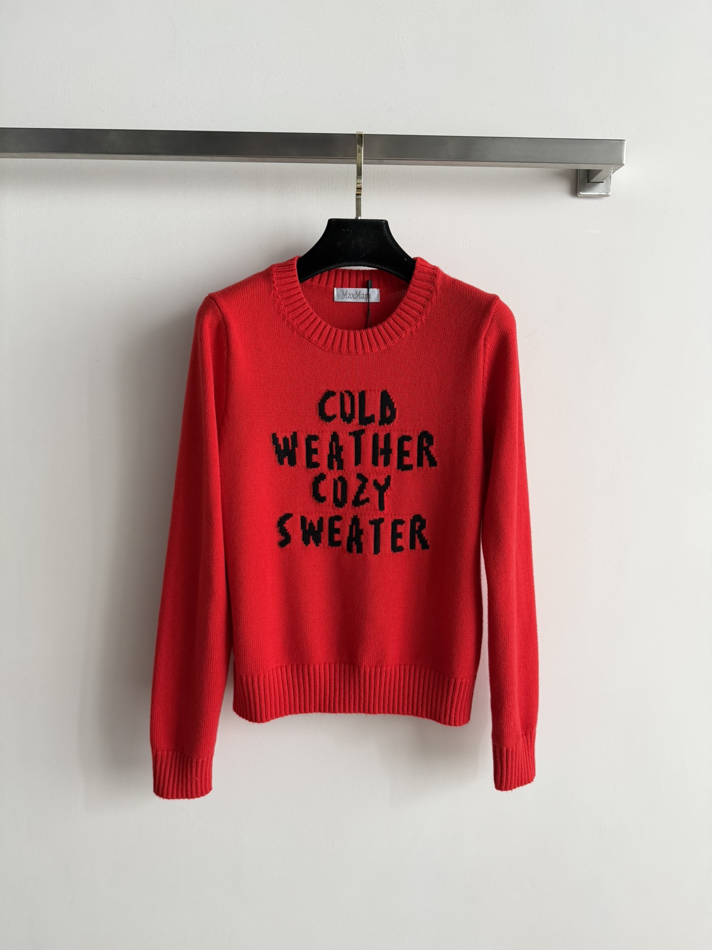 NO:684157,MaxMar*26 new early spring letter knitted sweater, made of soft wool blended fabric, comfortable and warm to wear. 'COLDWEATHER COZYSWEATER' is written on the front, which is super atmospheric. The round neck design is simple and elegant, giving you a warm and fashionable feeling in early spring. It goes well with any combination! 3 colors available: SML, stuart weitzman, sweaters,19860909MaxMar*26早春新款字母针织毛衣,采用柔软羊毛混纺面料,穿着舒适又保暖.正面'COLDWEATHER COZYSWEATER'字样,超有氛围感.圆领设计简约大方,早春穿出温暖时尚感,怎么搭都很出彩!3色可选SML,,stuart weitzman,sweaters,,Women's clothing