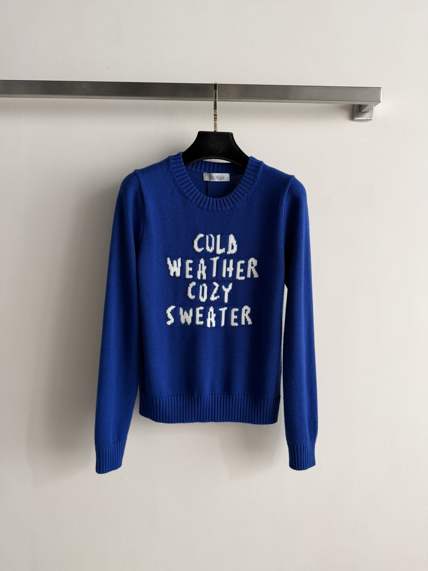 NO:684182,MaxMar*26 new early spring letter knitted sweater, made of soft wool blended fabric, comfortable and warm to wear. 'COLDWEATHER COZYSWEATER' is written on the front, which is super atmospheric. The round neck design is simple and elegant, giving you a warm and fashionable feeling in early spring. It goes well with any combination! 3 colors available: SML, stuart weitzman, sweaters,19860909MaxMar*26早春新款字母针织毛衣,采用柔软羊毛混纺面料,穿着舒适又保暖.正面'COLDWEATHER COZYSWEATER'字样,超有氛围感.圆领设计简约大方,早春穿出温暖时尚感,怎么搭都很出彩!3色可选SML,,stuart weitzman,sweaters,,Women's clothing