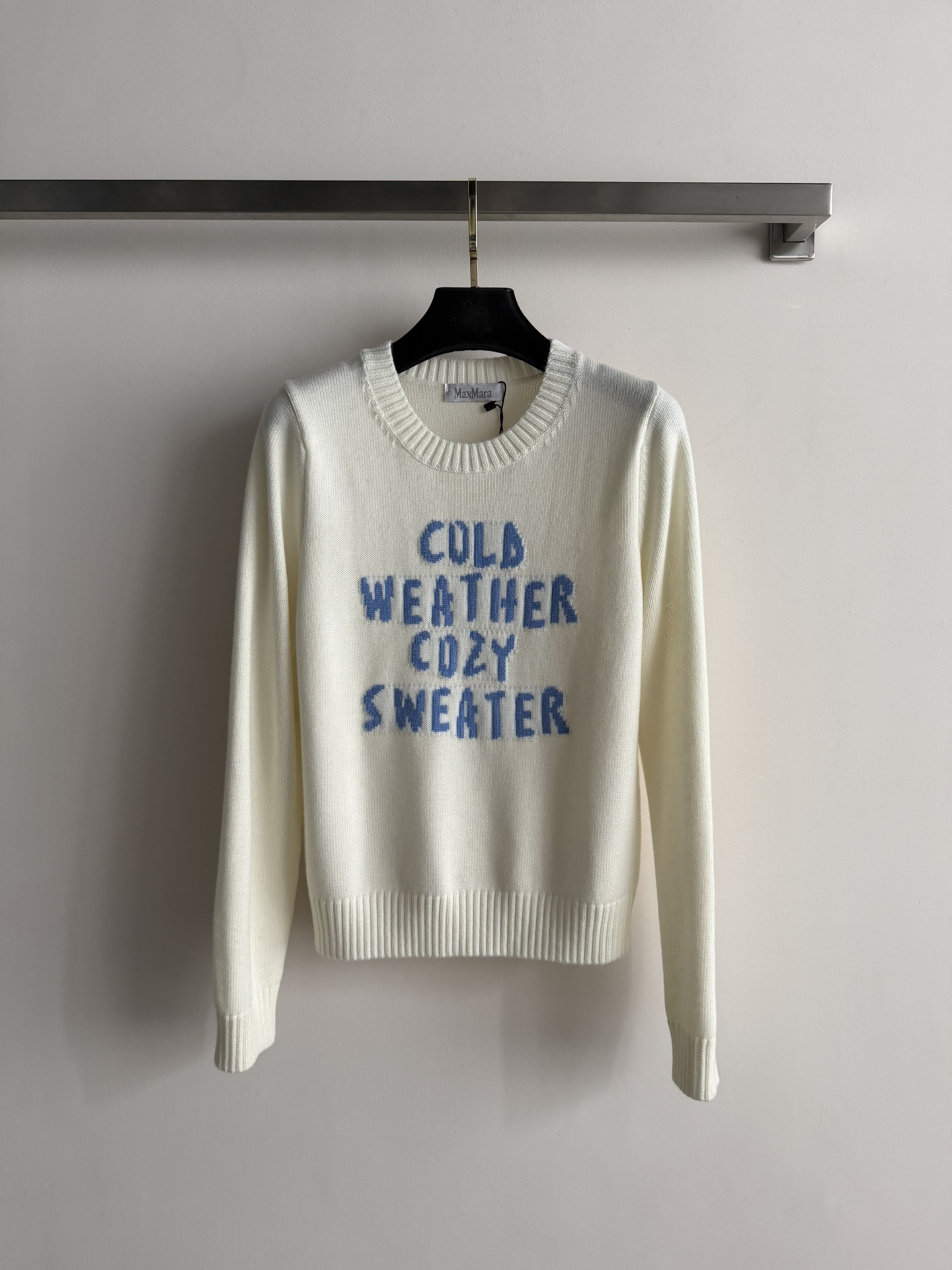 NO:684168,MaxMar*26 new early spring letter knitted sweater, made of soft wool blended fabric, comfortable and warm to wear. 'COLDWEATHER COZYSWEATER' is written on the front, which is super atmospheric. The round neck design is simple and elegant, giving you a warm and fashionable feeling in early spring. It goes well with any combination! 3 colors available: SML, stuart weitzman, sweaters,19860909MaxMar*26早春新款字母针织毛衣,采用柔软羊毛混纺面料,穿着舒适又保暖.正面'COLDWEATHER COZYSWEATER'字样,超有氛围感.圆领设计简约大方,早春穿出温暖时尚感,怎么搭都很出彩!3色可选SML,,stuart weitzman,sweaters,,Women's clothing