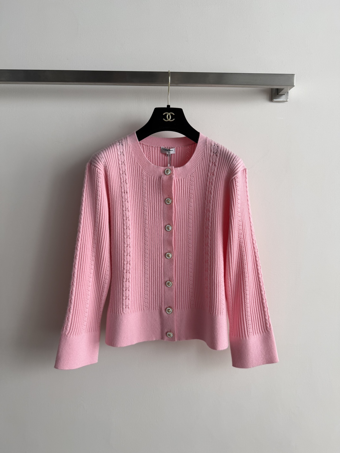 NO:684149,CHANE*26 early spring knitted cardigan, full of retro elegance! Soft and comfortable wool fabric, super warm for autumn and winter. Exquisite metal buttons are embellished and details are a must! It looks great with high-waisted skirts or jeans, French elegance can be switched at will, 4 colors SML, chanel, skirts, jeans,19860909CHANE*26早春针织开衫,复古优雅气质满分!柔软舒适羊毛面料,秋冬穿超保暖.精致金属纽扣点缀 细节控必入!搭高腰裙or牛仔裤都很出彩,法式优雅随心切换,4色SML,,chanel,skirts,jeans,,Women's clothing