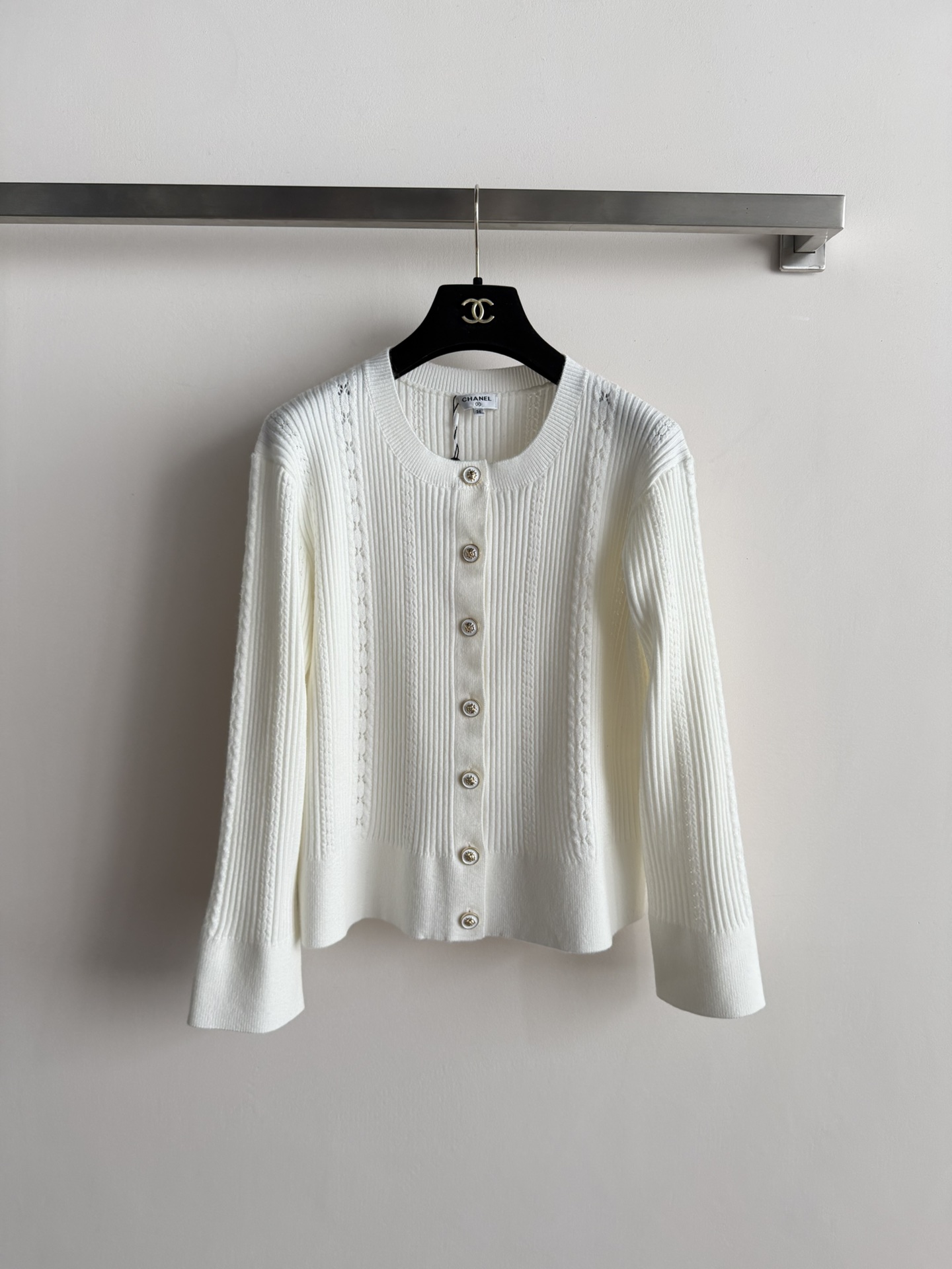 NO:677188,CHANE*26 early spring knitted cardigan, full of retro elegance! Soft and comfortable wool fabric, super warm for autumn and winter. Exquisite metal buttons embellished, details must be paid attention to! It looks great with high-waisted skirts or jeans, French elegance can be switched at will, 4 colors SML, Chanel-clothing, chanel, chanel, loro piana, skirts, jeans,19860909CHANE*26早春针织开衫,复古优雅气质满分!柔软舒适羊毛面料,秋冬穿超保暖.精致金属纽扣点缀 细节控必入!搭高腰裙or牛仔裤都很出彩,法式优雅随心切换,4色SML,香奈儿-服装,chanel,chanel,loro piana,skirts,jeans,,Women's clothing