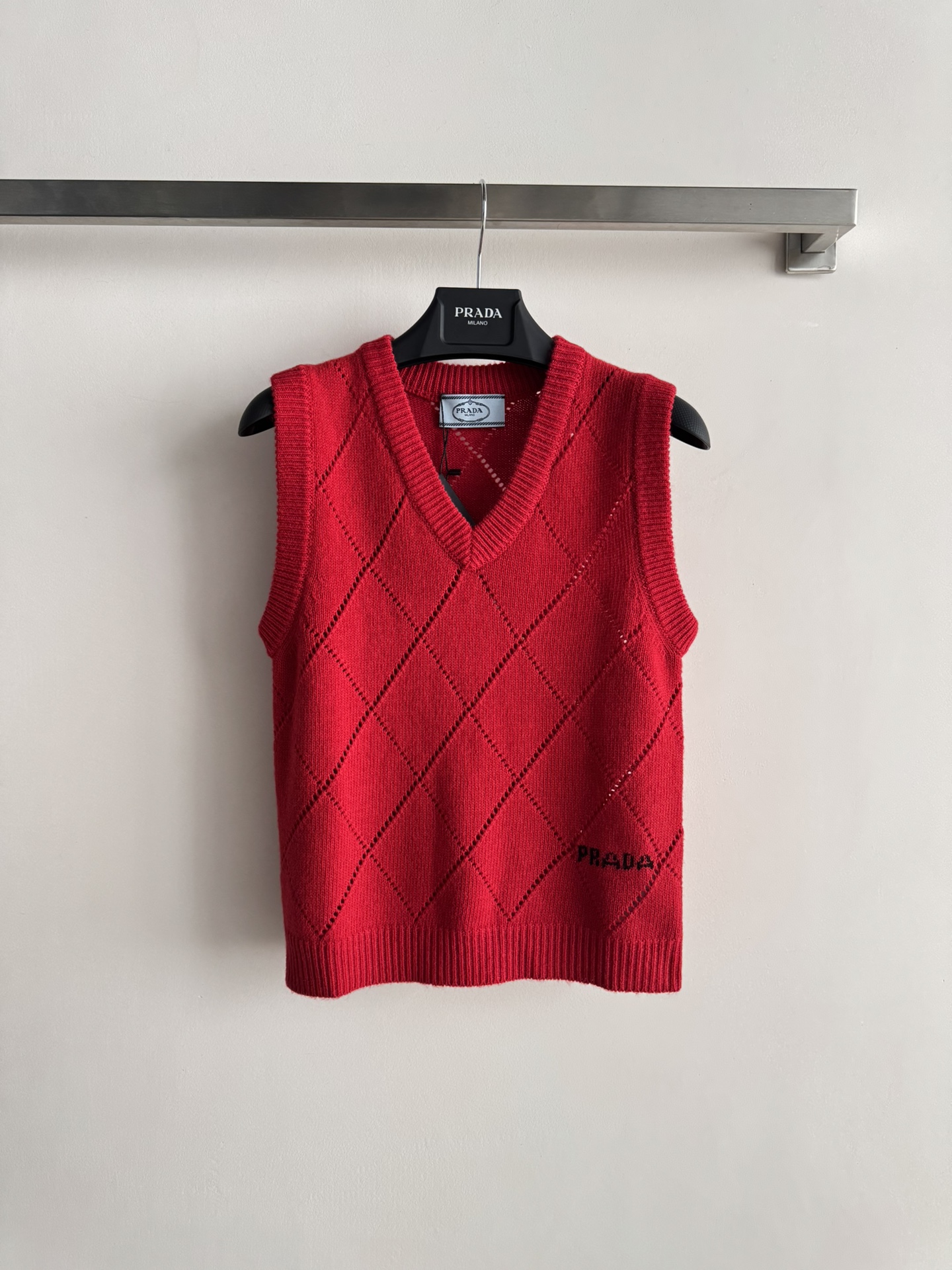 NO:685079,Prad*2025 new plaid knitted vest, V-neck slim fit design, unattractive temperament. The fabric is delicate, soft and comfortable, and the hem is embellished with logo printing. The upper body is slim and versatile!  Simple to the extreme is fashionable!  Four-color SML,,prada,19860909Prad*2025新款格纹针织背心,V领修身版型设计,气质不挑人 面料细腻柔软舒适,下摆logo印花点缀,上身显瘦又百搭！简单到极致就是时髦！四色SML,,prada,,Women's clothing