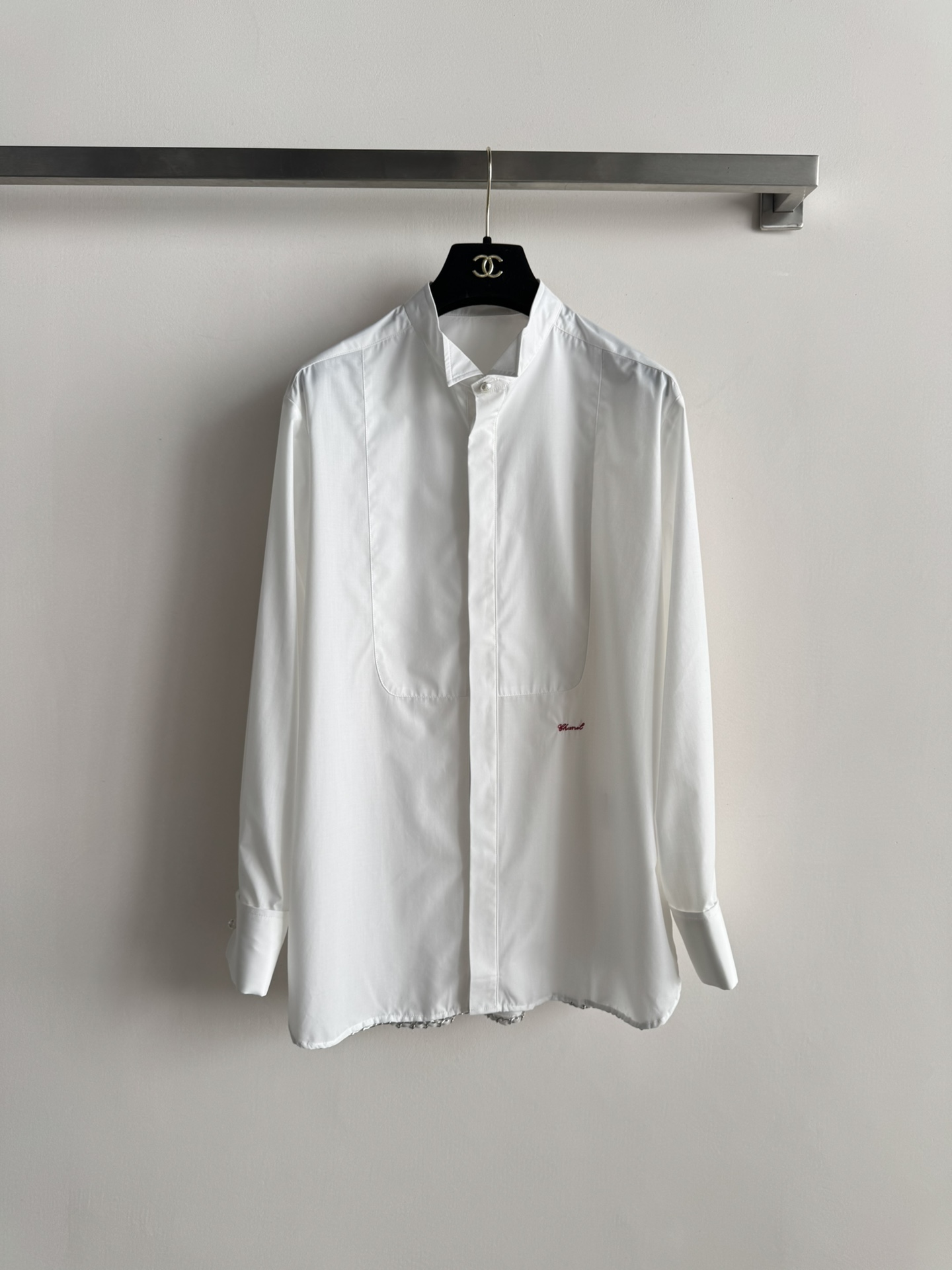 NO:685097,CHANE*26 new early spring shirt has a loose-fitting three-dimensional cut and an elegant and casual upper body. The texture of imported cotton fabric is online. It is durable and versatile. It is decorated with a red letter logo embroidered on the lower left side. It has both fashion sense and brand recognition. There are chain decorative details on the edge of the hem and customized pearl buttons on the cuffs. The overall style is simple and fashionable, suitable for daily or light business wear. SML-,,chanel,19860909CHANE*26早春新款衬衣宽松版型立体剪裁上身优雅随性 进口棉面料质感在线 耐穿又百搭左下方绣有红色字母标识装饰 兼具时尚感与品牌辨识度下摆边缘设有链条装饰细节,袖口处定制珍珠纽扣 整体风格简约时尚,日常或轻商务穿搭都适合SML-,,chanel,,Women's clothing