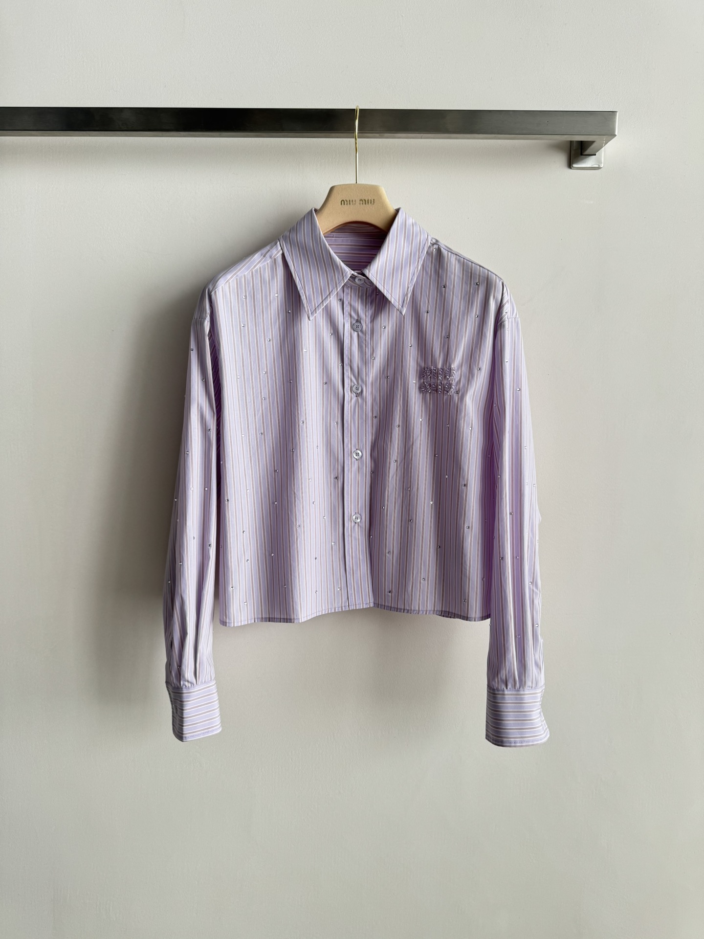 NO:677205,Miu Mi*26——New style hot diamond striped shirt for early spring, short and loose fit, beaded design with letter logo on the chest, very exquisite, full of details, simple, clean and neat but not monotonous. The fabric is smooth and silky, and the upper body is very comfortable. It looks good whether worn alone or layered. It is easy to control the upper body, which reduces your age. It is casual, lazy and versatile, which is sweet and salty!  SML-,miumiu-clothing,miumiu,shirts,19860909Miu Mi*26——早春新款烫钻条纹衬衫 短款宽松版型 胸前字母logo订珠设计 很精致 细节满满简单干净利落又不单调 面料垂顺丝滑上身巨舒适 不管单穿叠搭都很好看 轻轻松松驾驭 上身很减龄 休闲慵懒百搭可甜可盐！SML-,缪缪-服装,miumiu,shirts,,Women's clothing