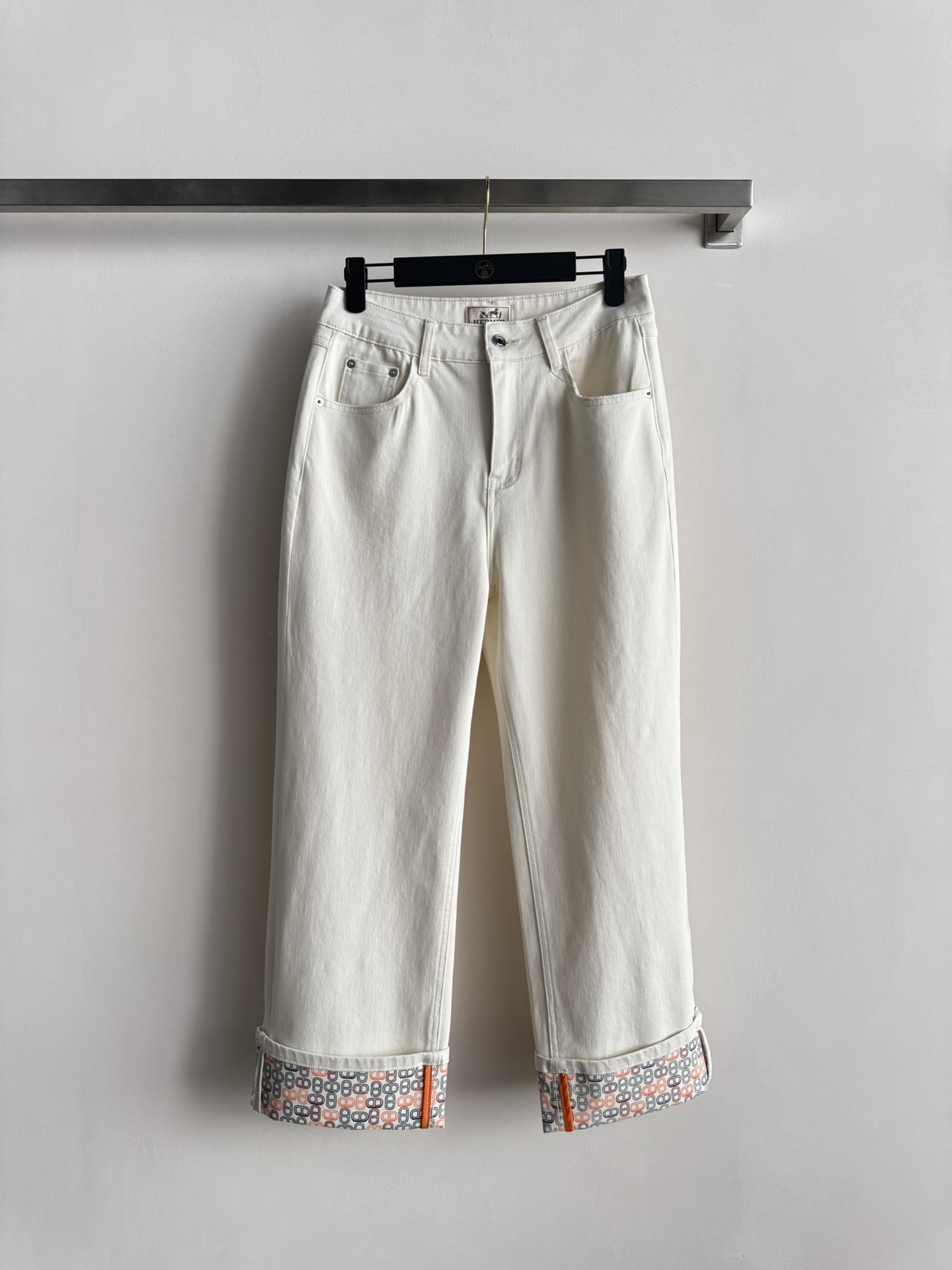 NO:677186,Herme*'s new 26 white jeans are made of classic denim, with a super detailed printed hem design, and are lined with geometric patterns and contrasting colors, which are fashionable and interesting. The upper body is comfortable and the legs are longer, making it easy to control for daily commuting and leisure. The white color is versatile and looks great with light-colored tops or bright-colored items, and it is easy to create a simple or personalized style. SML, Hermès-Clothing, hermes, hermes, loro piana, jeans,19860909Herme*新款26白色牛仔裤,采用经典牛仔布,印花卷边设计超有细节感,内衬几何花纹撞色点缀,时髦又有趣.上身舒适又显腿长,日常通勤,休闲都能轻松驾驭.白色百搭,配浅色上衣或亮色单品都很出彩,轻松打造简约or个性风格.SML,爱马仕-服装,hermes,hermes,loro piana,jeans,,Women's clothing