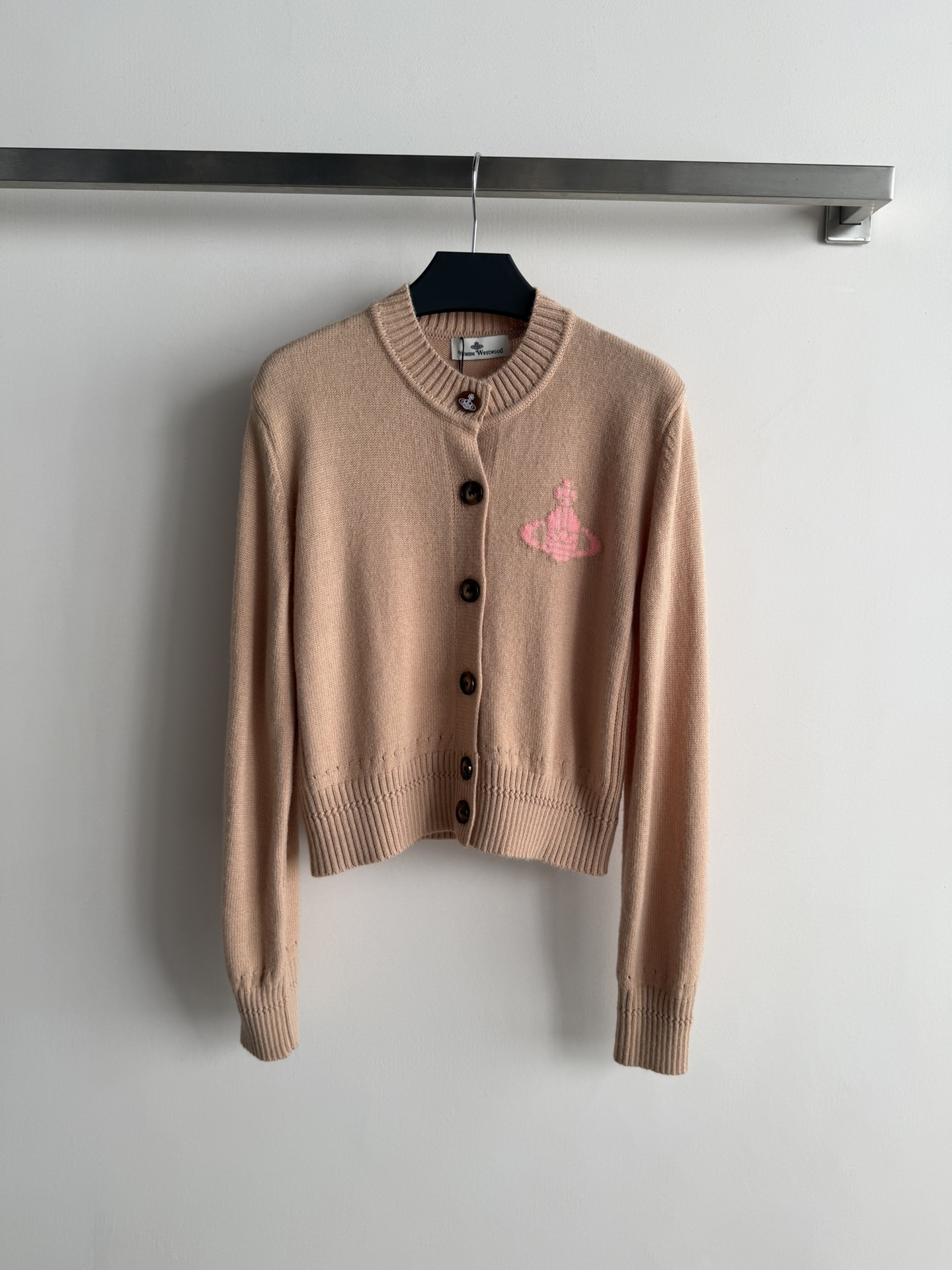 NO:677197,Vivienne Westwoo*26 new early spring knitted cardigan embellished with classic Saturn print on the chest, the upper body is super temperamental and versatile for daily commuting~Three colors SML, women's clothing, loro piana,19860909Vivienne Westwoo*26早春新款针织开衫胸前经典土星印花点缀,上身超气质百搭的日常通勤可穿～三色SML,女装,loro piana,,Women's clothing