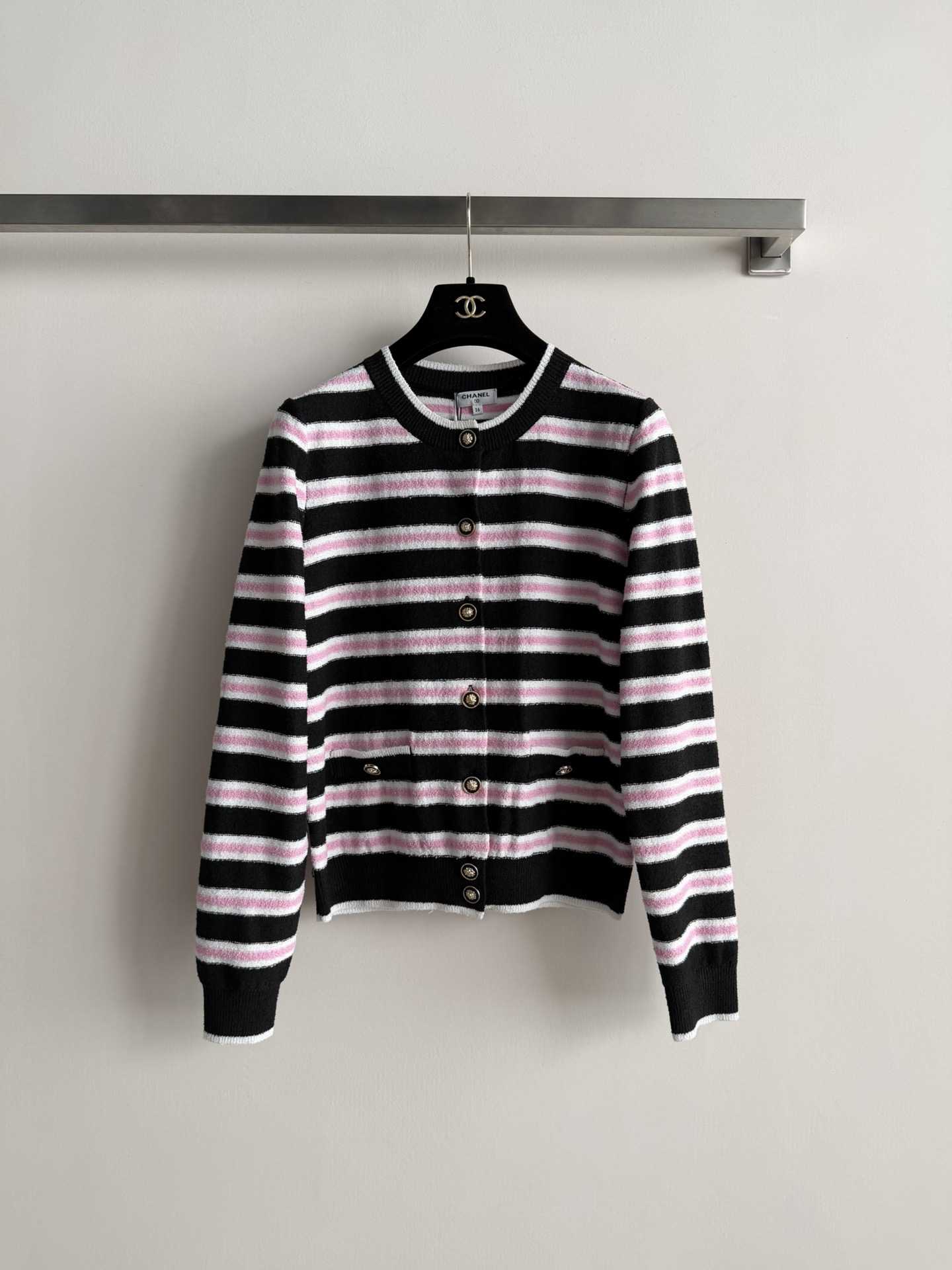 NO:677184,CHANE*25 autumn and winter striped knitted cardigan. Customized metal buttons are super exquisite. A timeless striped sweater. It is simple and elegant. It is full of retro feeling. The fabric is soft and comfortable. The round neck design fits well and is not bulky. The autumn and winter wardrobe arrangement looks great when layered and layered. The regular version is not picky. SML, Chanel-clothing, chanel, chanel, loro piana,19860909CHANE*25秋冬条纹针织开衫 定制金属纽扣超精致 永不过时的条纹毛衫 简简单单就是好看优雅复古感满满面料柔软舒适,圆领设计版型合身不臃肿,秋冬衣橱安排上内搭叠穿都超好看常规版型不挑人啦SML,香奈儿-服装,chanel,chanel,loro piana,,Women's clothing