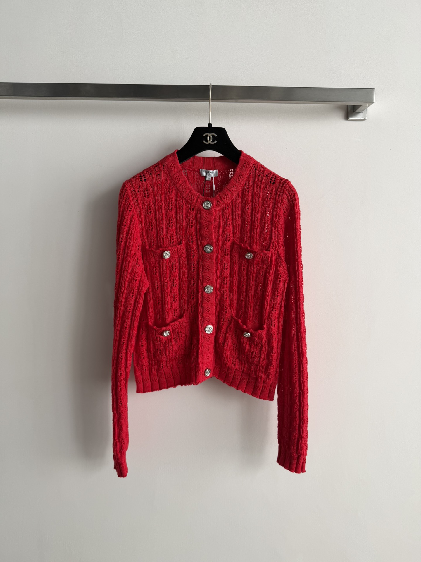 NO:677193,CHANE*25 new long-sleeved knitted cardigan blended fabric feels soft, the upper body is comfortable and textured, French lady style, warm and easy to match, it can show a different temperament, it looks good no matter how you match it, a must-have wardrobe item SML, Chanel-clothing, chanel, chanel, loro piana,19860909CHANE*25新款长袖针织开衫混纺面料手感柔软,上身舒适超有质感,法式名媛风范,保暖又轻松搭配都能展现出不一样的气质,怎么搭都好看衣橱必备款SML,香奈儿-服装,chanel,chanel,loro piana,,Women's clothing