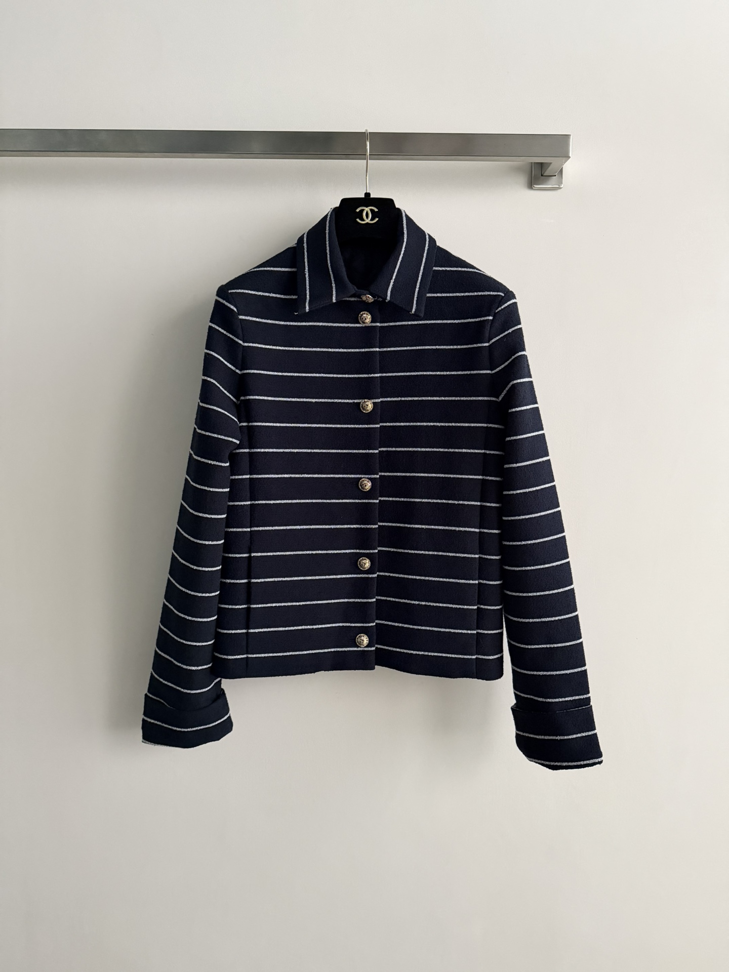 NO:685742,CHANE*26 early spring striped lapel cardigan with custom metal double C buttons is super exquisite. The upper body is very fashionable with high-end contrasting stripes. The French retro-style lapel design is age-reducing and elegant. The fit is not bloated. The autumn and winter wardrobe arrangement looks great when layered and layered. The regular version is not picky SML,,chanel,19860909CHANE*26早春条纹翻领开衫定制金属双C纽扣超精致 高级撞色条纹 上身很有时尚个性 法式复古感翻领设计减龄又优雅,版型合身不臃肿,秋冬衣橱安排上内搭叠穿都超好看常规版型不挑人啦SML,,chanel,,Women's clothing