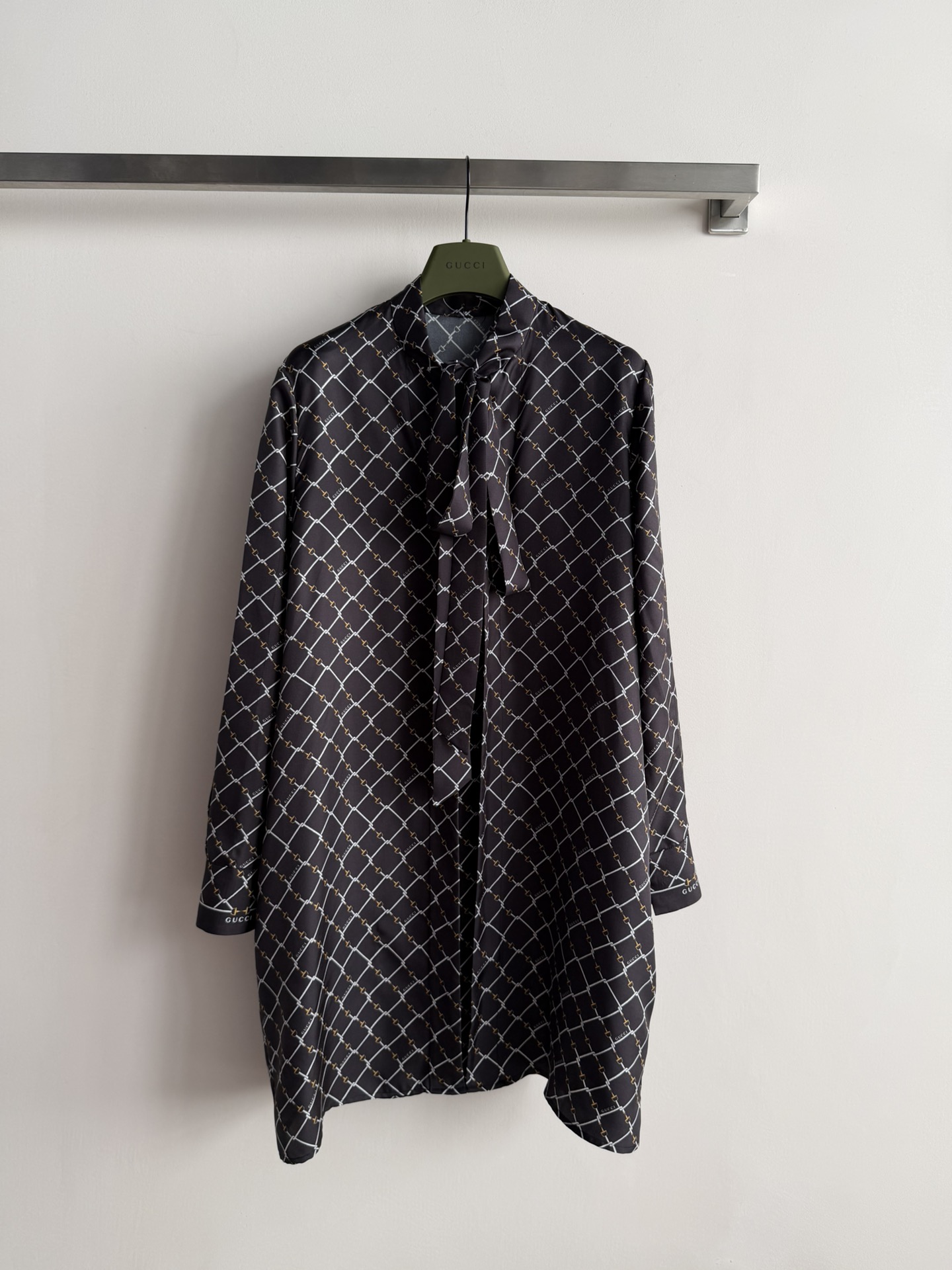 NO:677179,Gucc*26 new printed silk dress, made of high-quality silk twill, feels smooth and shiny, and is super comfortable to wear! The geometric print design is simple and recognizable, and the neck tie adds elegance. The mid-length + loose cut is tolerant of a variety of body shapes and can be easily controlled in daily or formal occasions. Two-color SMLXL, Gucci-clothing, gucci, gucci, loro piana, skirts, real silk,19860909Gucc*26新款印花真丝连衣裙,采用高品质真丝斜纹,触感柔滑有光泽,穿着超舒适!几何印花设计,简约又有辨识度,领口系带增添优雅气质中长款+宽松剪裁,包容多种身材,日常或正式场合都能轻松驾驭.两色SMLXL,古驰-服装,gucci,gucci,loro piana,skirts,real silk,,Women's clothing