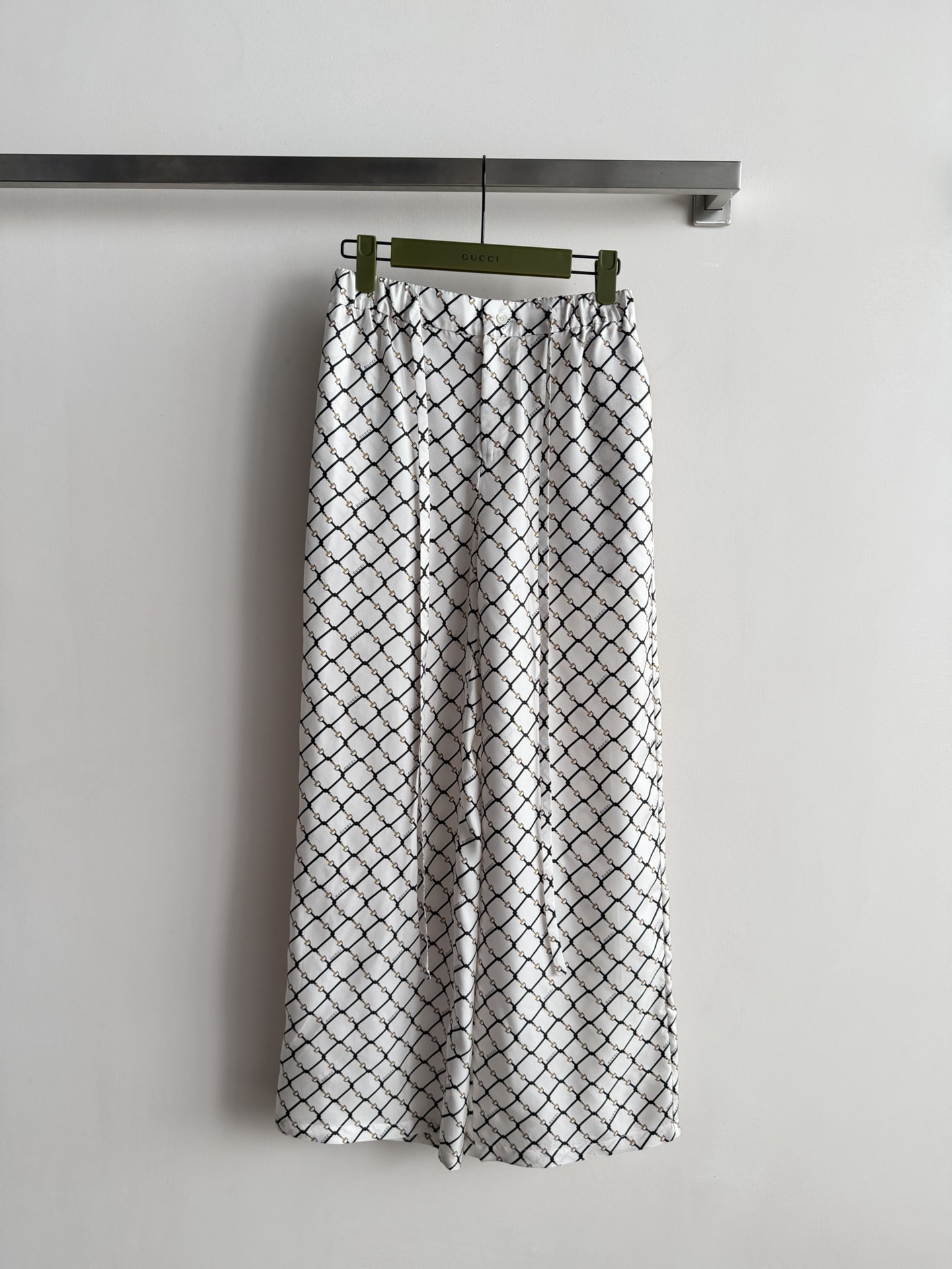 NO:677175,Gucc*26's new horsebit printed silk pants are made of mulberry silk, which are smooth to the touch, breathable and comfortable, and are perfect for spring and summer! The black and white geometric print pattern is retro and fashionable, and the loose tailoring makes you slim and not flattering on your figure. It looks great when worn alone or with a shirt of the same series. It can be easily controlled for commuting, leisure, and vacation. SMLXL, Gucci-clothing, gucci, gucci, loro piana, real silk,19860909Gucc*26新款马衔扣印花真丝裤子采用桑蚕丝,触感柔滑,透气舒适,春夏穿超合适!黑白几何印花图案 复古又时髦,宽松剪裁显瘦不挑身材,单穿或搭配同系列衬衣都很出彩,通勤,休闲,度假都能轻松驾驭SMLXL,古驰-服装,gucci,gucci,loro piana,real silk,,Women's clothing