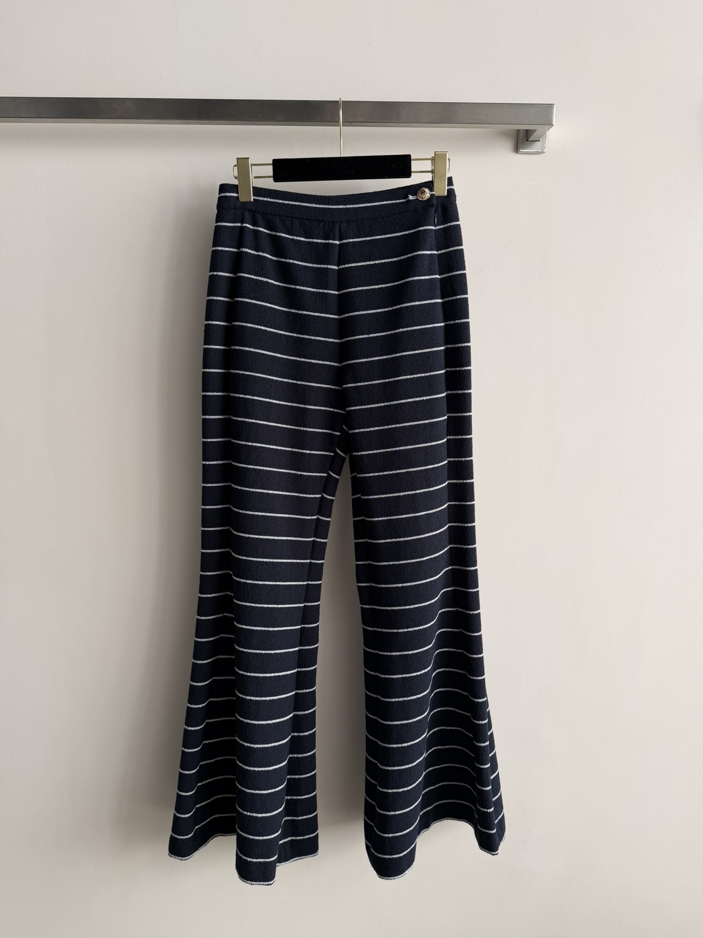 NO:686277,Chane*26C early spring series of navy striped micro-flared trousers. The draped trousers modify the leg shape, making you look slimmer and taller. They are super comfortable to wear. The high waist is embellished with metal buckles on the side, full of details. Lazy and neat, practical and fashionable. Paired with a simple top or sweater, it can be easily used for daily commuting and casual outings. It is a must-have item for autumn and winter wardrobe SML,,chanel,19860909Chane*26C早春系列藏蓝条纹微喇叭裤垂坠裤型修饰腿型,显瘦又显高穿着超舒服～高腰侧边金属扣点缀,细节感满满 慵懒中藏着利落感,实用又时髦～搭配简约上衣或针织衫,日常通勤,休闲出街都轻松驾驭,是秋冬衣橱必备单品SML,,chanel,,Women's clothing