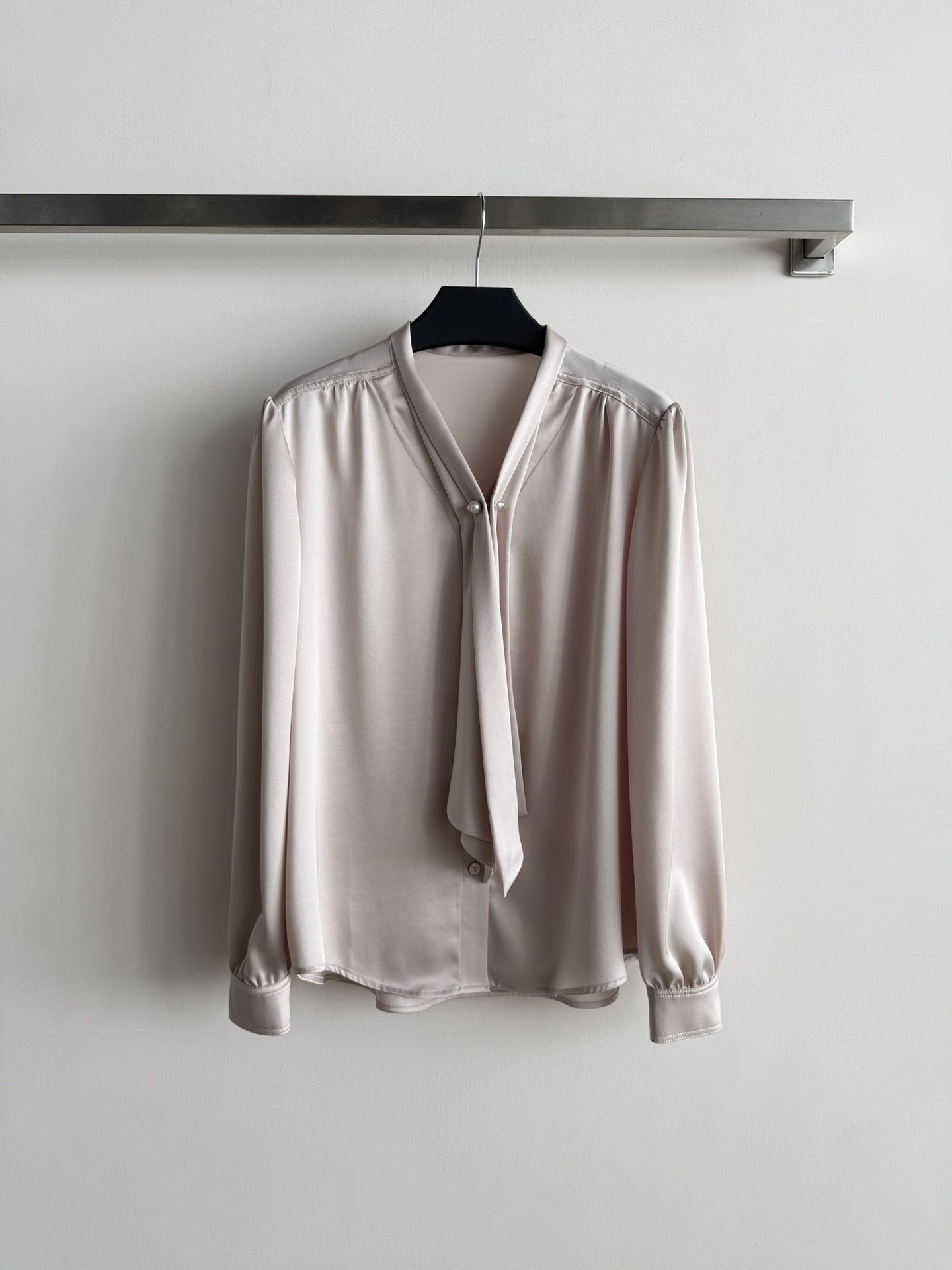 NO:686282,26 new French V-neck shirts, made of acetic acid blended fabrics, full of luster, great drape, comfortable and breathable ~ V-neck ribbon design, elegant and fashionable, easy to wear for commuting and dating. Loose fit, multiple colors available, looks great with trousers or skirts, easily creates a high-end atmosphere, really suitable for workplace wear SML,,skirts,shirts,1986090926新款法式V领衬衫,采用醋酸混纺面料,光泽感满满,垂坠感超赞,穿着舒适又透气~V领飘带设计,优雅又时尚,通勤约会都能轻松驾驭.宽松版型,多色可选,搭配裤装或裙装都很出彩,轻松打造高端大气,职场穿搭真的太合适啦SML,,skirts,shirts,,Women's clothing